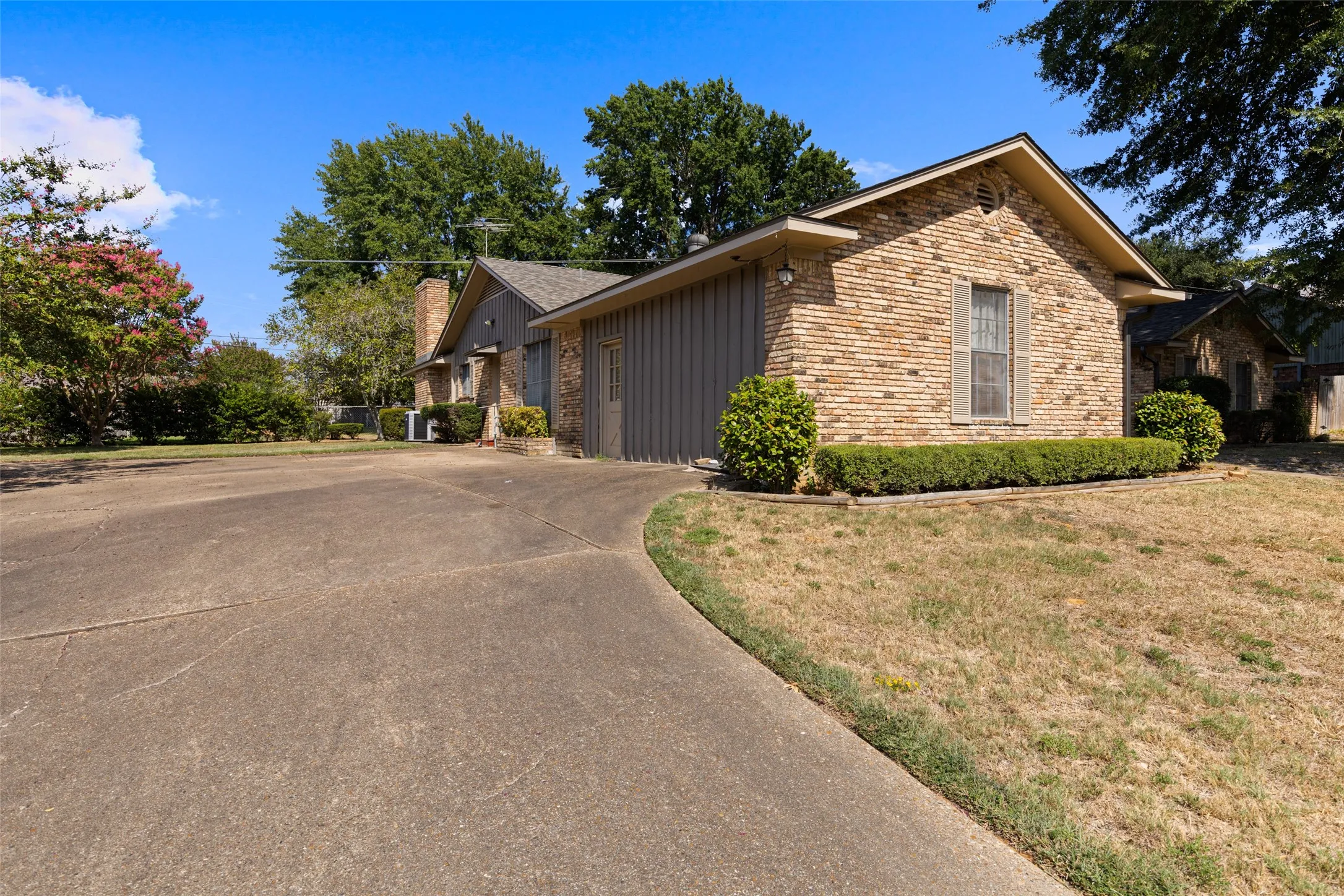 Single Family Residence For Sale in Gregg County , 515 Berkshire Drive, Longview, Texas 75605, 4 Bedroom, 3 Bathroom, Garage spaces, 2,599 Sqft, built in 1970, mls#21387612, Real Estate Agent in Longview, Homes For Sale in Gregg county, Homes For Sale in Longview, Realtor in Longview Texas, Real Estate Brokerage Independent Realty Texas, Luminita Cordes Realtor
