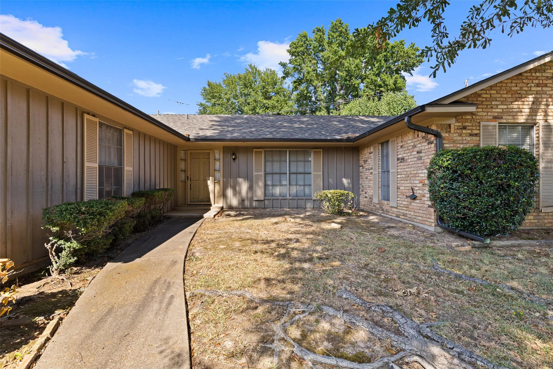 Single Family Residence For Sale in Gregg County , 515 Berkshire Drive, Longview, Texas 75605, 4 Bedroom, 3 Bathroom, Garage spaces, 2,599 Sqft, built in 1970, mls#21387612, Real Estate Agent in Longview, Homes For Sale in Gregg county, Homes For Sale in Longview, Realtor in Longview Texas, Real Estate Brokerage Independent Realty Texas, Luminita Cordes Realtor