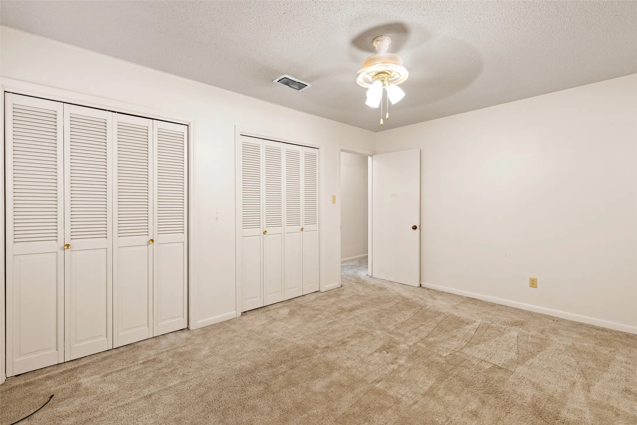 Single Family Residence For Sale in Gregg County , 515 Berkshire Drive, Longview, Texas 75605, 4 Bedroom, 3 Bathroom, Garage spaces, 2,599 Sqft, built in 1970, mls#21387612, Real Estate Agent in Longview, Homes For Sale in Gregg county, Homes For Sale in Longview, Realtor in Longview Texas, Real Estate Brokerage Independent Realty Texas, Luminita Cordes Realtor