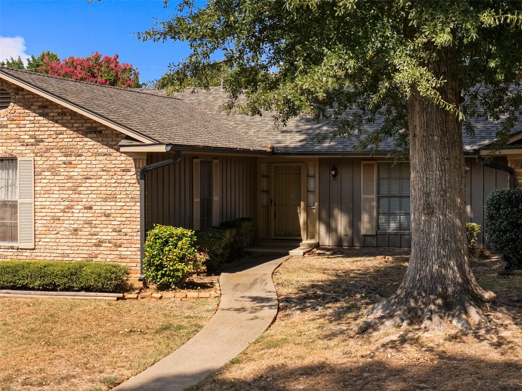 Single Family Residence For Sale in Gregg County , 515 Berkshire Drive, Longview, Texas 75605, 4 Bedroom, 3 Bathroom, Garage spaces, 2,599 Sqft, built in 1970, mls#21387612, Real Estate Agent in Longview, Homes For Sale in Gregg county, Homes For Sale in Longview, Realtor in Longview Texas, Real Estate Brokerage Independent Realty Texas, Luminita Cordes Realtor