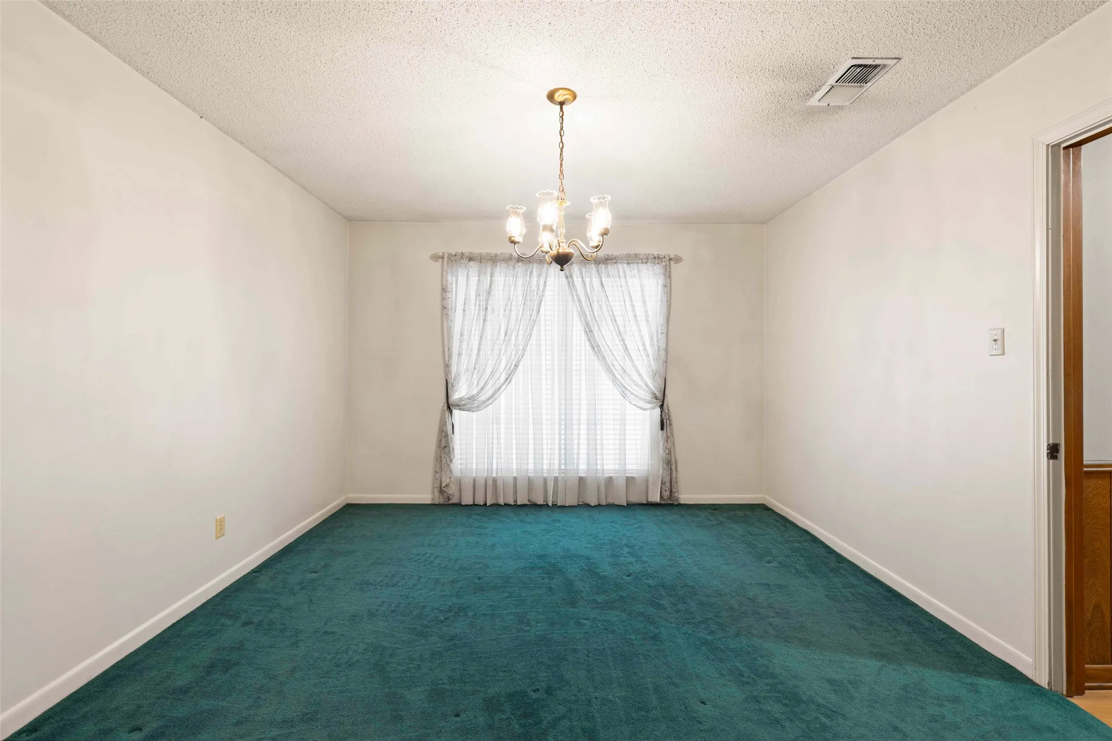 Single Family Residence For Sale in Gregg County , 515 Berkshire Drive, Longview, Texas 75605, 4 Bedroom, 3 Bathroom, Garage spaces, 2,599 Sqft, built in 1970, mls#21387612, Real Estate Agent in Longview, Homes For Sale in Gregg county, Homes For Sale in Longview, Realtor in Longview Texas, Real Estate Brokerage Independent Realty Texas, Luminita Cordes Realtor