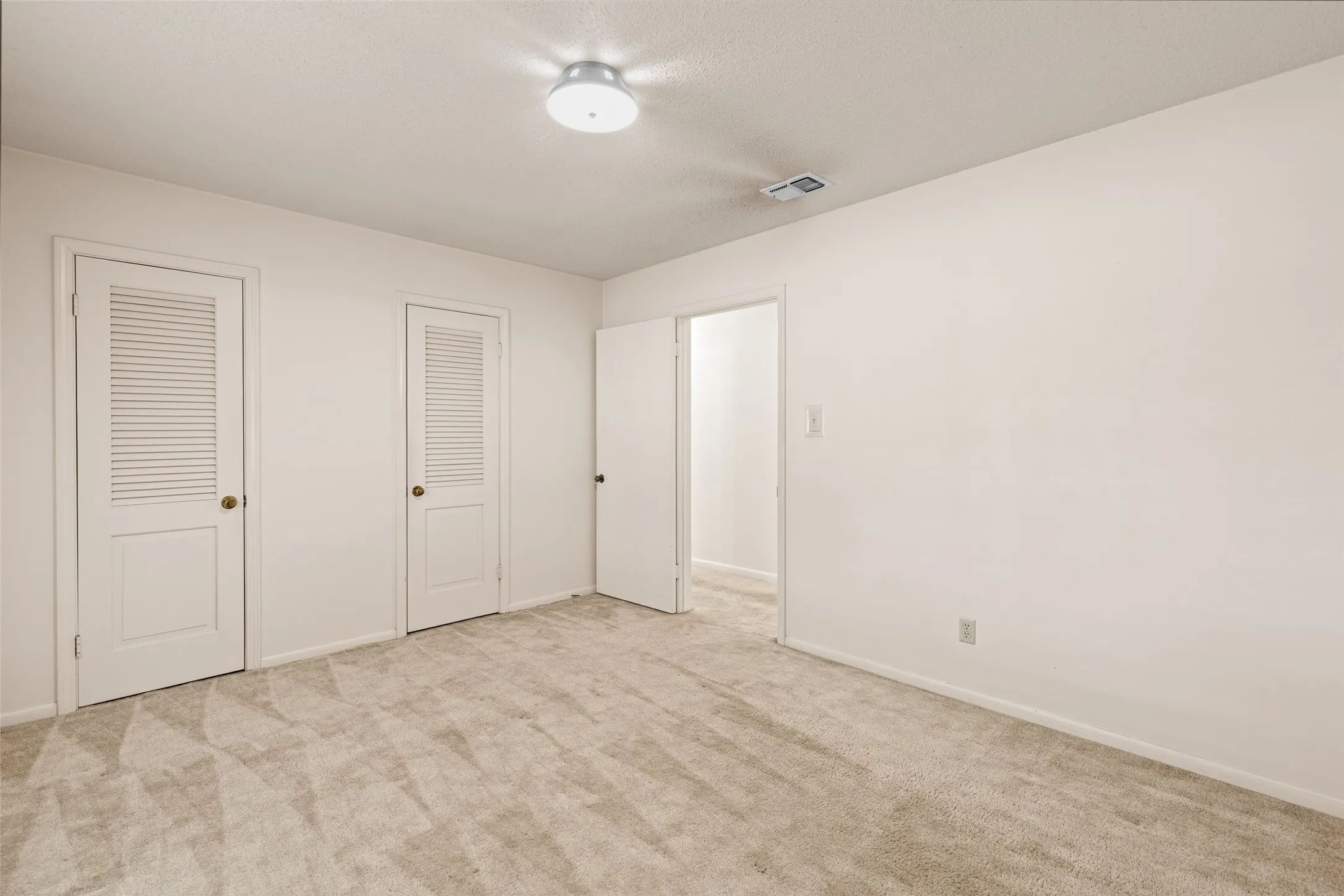 Single Family Residence For Sale in Gregg County , 515 Berkshire Drive, Longview, Texas 75605, 4 Bedroom, 3 Bathroom, Garage spaces, 2,599 Sqft, built in 1970, mls#21387612, Real Estate Agent in Longview, Homes For Sale in Gregg county, Homes For Sale in Longview, Realtor in Longview Texas, Real Estate Brokerage Independent Realty Texas, Luminita Cordes Realtor