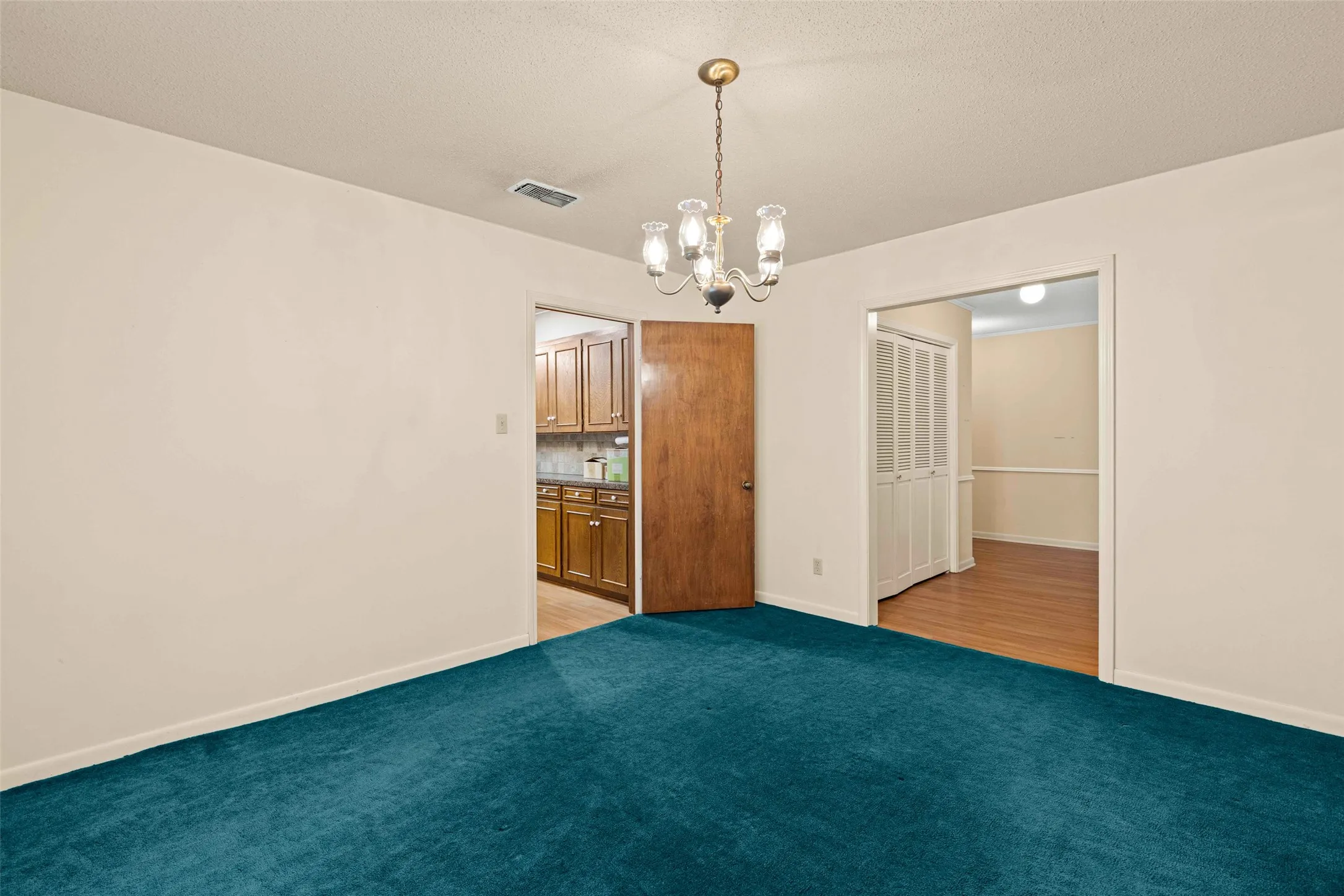 Single Family Residence For Sale in Gregg County , 515 Berkshire Drive, Longview, Texas 75605, 4 Bedroom, 3 Bathroom, Garage spaces, 2,599 Sqft, built in 1970, mls#21387612, Real Estate Agent in Longview, Homes For Sale in Gregg county, Homes For Sale in Longview, Realtor in Longview Texas, Real Estate Brokerage Independent Realty Texas, Luminita Cordes Realtor