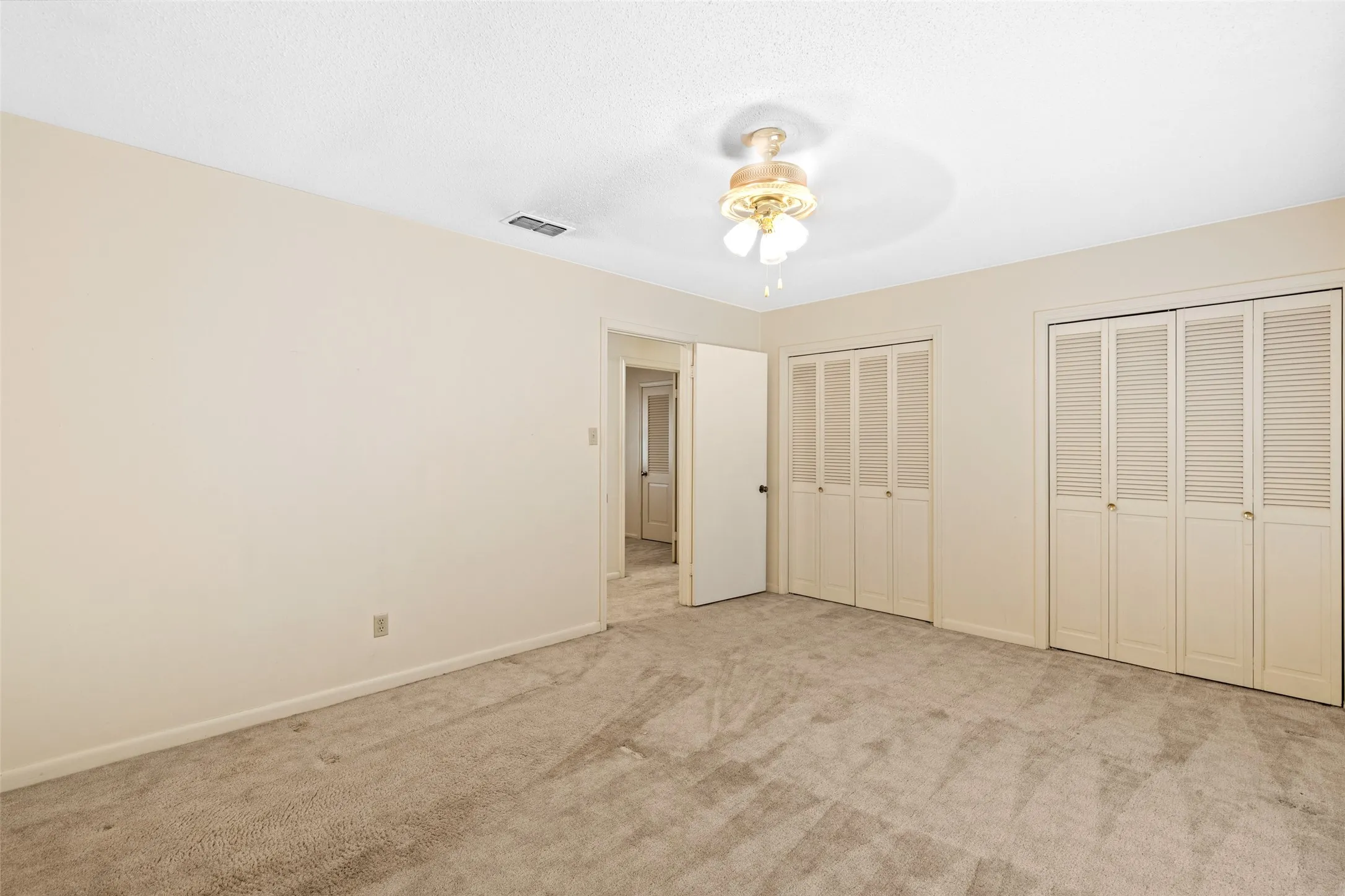 Single Family Residence For Sale in Gregg County , 515 Berkshire Drive, Longview, Texas 75605, 4 Bedroom, 3 Bathroom, Garage spaces, 2,599 Sqft, built in 1970, mls#21387612, Real Estate Agent in Longview, Homes For Sale in Gregg county, Homes For Sale in Longview, Realtor in Longview Texas, Real Estate Brokerage Independent Realty Texas, Luminita Cordes Realtor