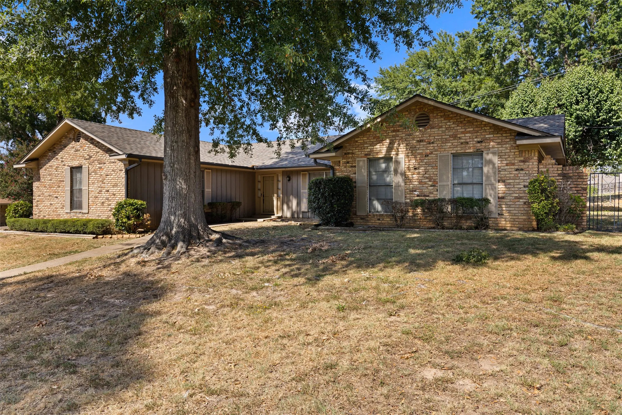 Single Family Residence For Sale in Gregg County , 515 Berkshire Drive, Longview, Texas 75605, 4 Bedroom, 3 Bathroom, Garage spaces, 2,599 Sqft, built in 1970, mls#21387612, Real Estate Agent in Longview, Homes For Sale in Gregg county, Homes For Sale in Longview, Realtor in Longview Texas, Real Estate Brokerage Independent Realty Texas, Luminita Cordes Realtor