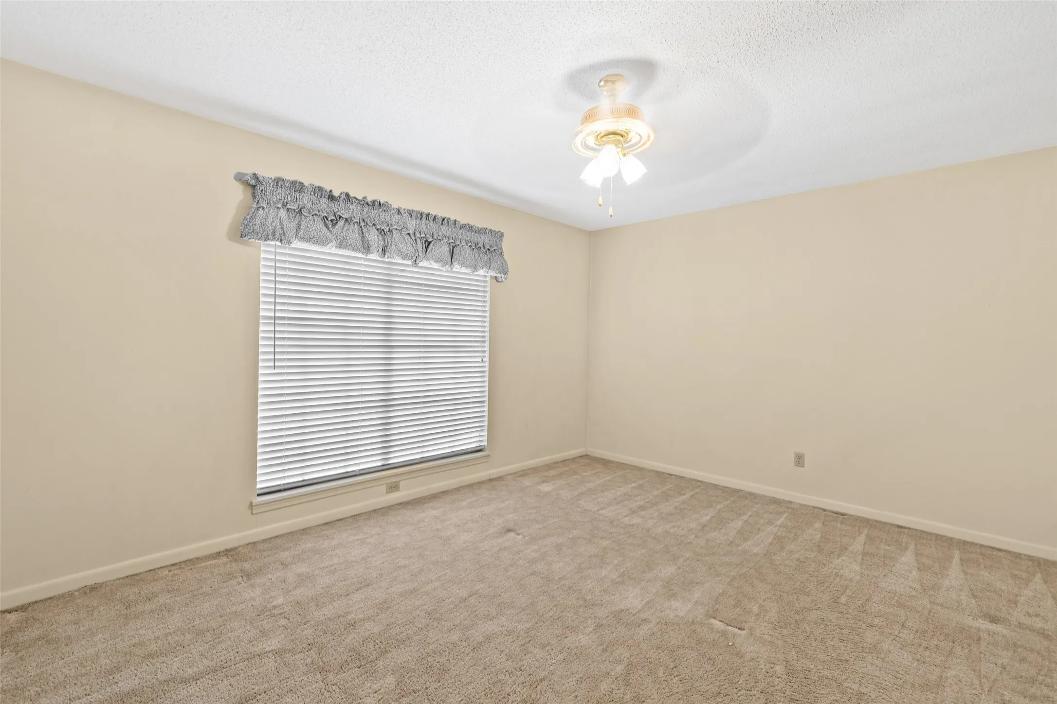 Single Family Residence For Sale in Gregg County , 515 Berkshire Drive, Longview, Texas 75605, 4 Bedroom, 3 Bathroom, Garage spaces, 2,599 Sqft, built in 1970, mls#21387612, Real Estate Agent in Longview, Homes For Sale in Gregg county, Homes For Sale in Longview, Realtor in Longview Texas, Real Estate Brokerage Independent Realty Texas, Luminita Cordes Realtor