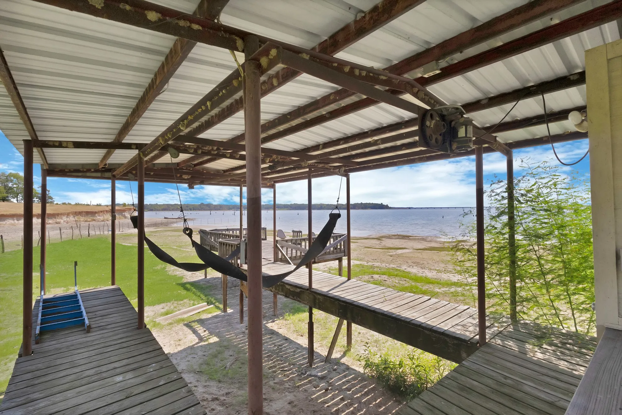 Single Family Residence For Sale in Wood County , 154 Private Road 5926, Yantis, Texas 75497, 2 Bedroom, 2 Bathroom, 3 Garage spaces, 1,915 Sqft, built in 1994, mls#21375709, Real Estate Agent in Yantis, Homes For Sale in Wood county, Homes For Sale in Yantis, Realtor in Yantis Texas, Real Estate Brokerage Independent Realty Texas, Luminita Cordes Realtor