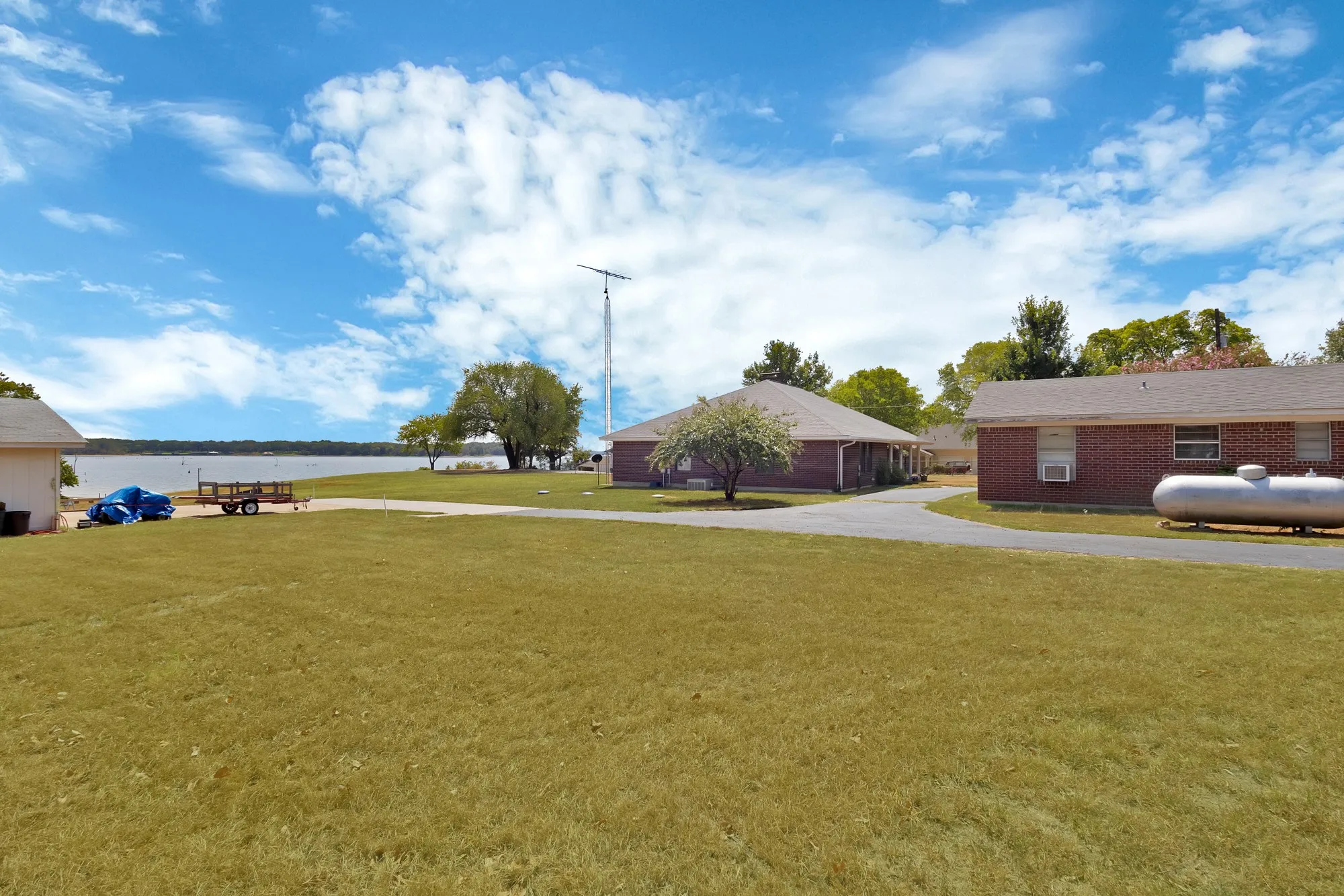 Single Family Residence For Sale in Wood County , 154 Private Road 5926, Yantis, Texas 75497, 2 Bedroom, 2 Bathroom, 3 Garage spaces, 1,915 Sqft, built in 1994, mls#21375709, Real Estate Agent in Yantis, Homes For Sale in Wood county, Homes For Sale in Yantis, Realtor in Yantis Texas, Real Estate Brokerage Independent Realty Texas, Luminita Cordes Realtor
