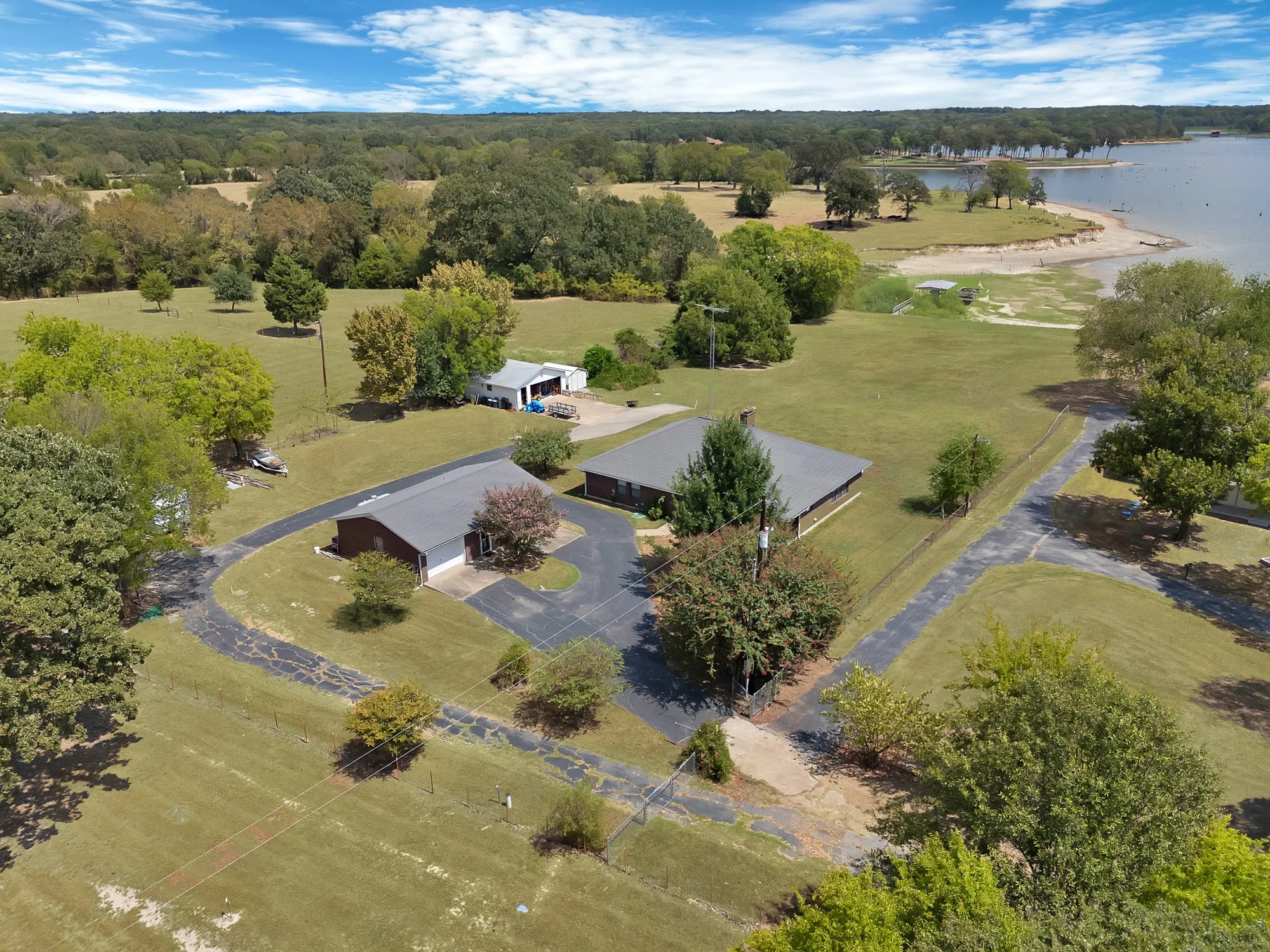 Single Family Residence For Sale in Wood County , 154 Private Road 5926, Yantis, Texas 75497, 2 Bedroom, 2 Bathroom, 3 Garage spaces, 1,915 Sqft, built in 1994, mls#21375709, Real Estate Agent in Yantis, Homes For Sale in Wood county, Homes For Sale in Yantis, Realtor in Yantis Texas, Real Estate Brokerage Independent Realty Texas, Luminita Cordes Realtor