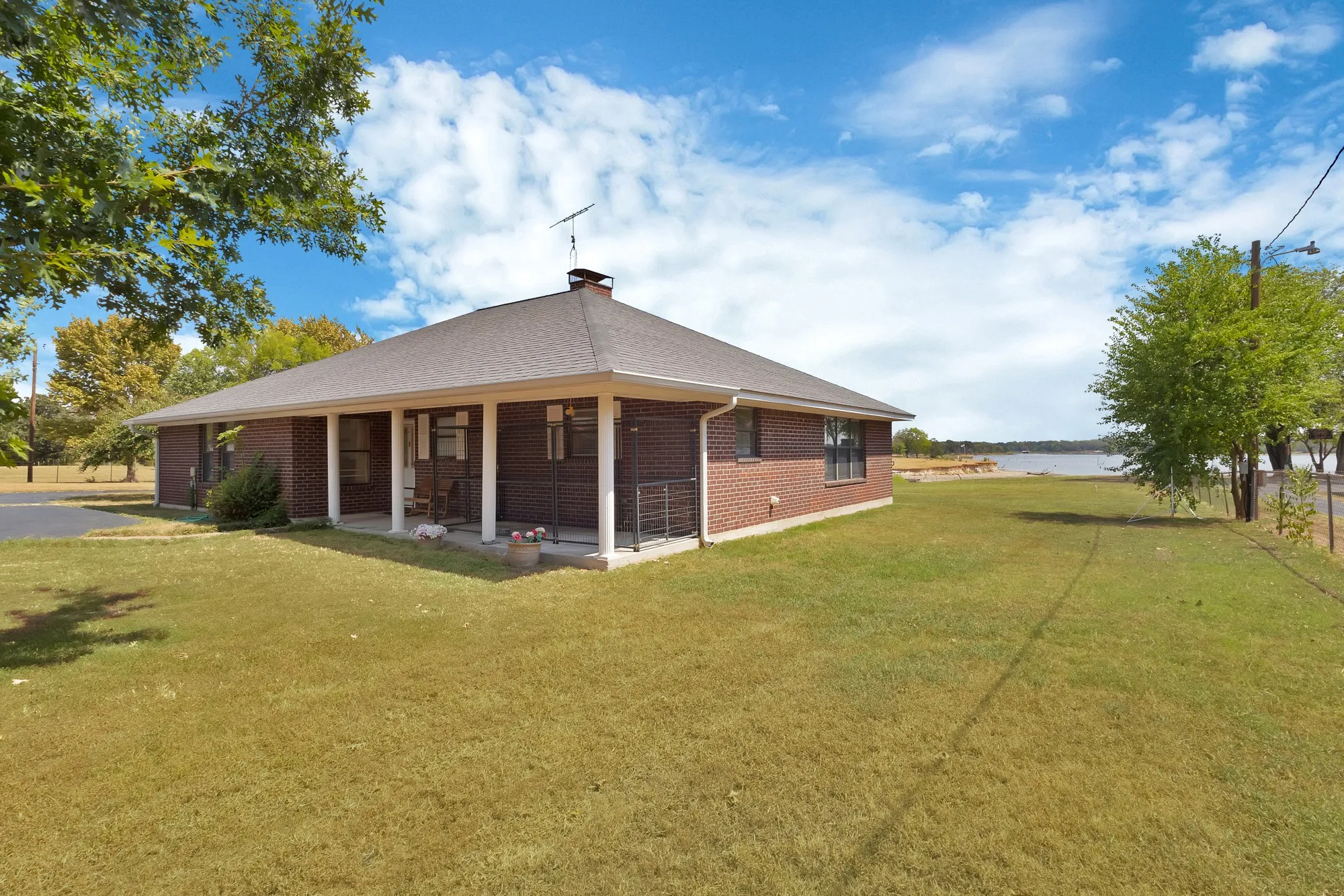 Single Family Residence For Sale in Wood County , 154 Private Road 5926, Yantis, Texas 75497, 2 Bedroom, 2 Bathroom, 3 Garage spaces, 1,915 Sqft, built in 1994, mls#21375709, Real Estate Agent in Yantis, Homes For Sale in Wood county, Homes For Sale in Yantis, Realtor in Yantis Texas, Real Estate Brokerage Independent Realty Texas, Luminita Cordes Realtor