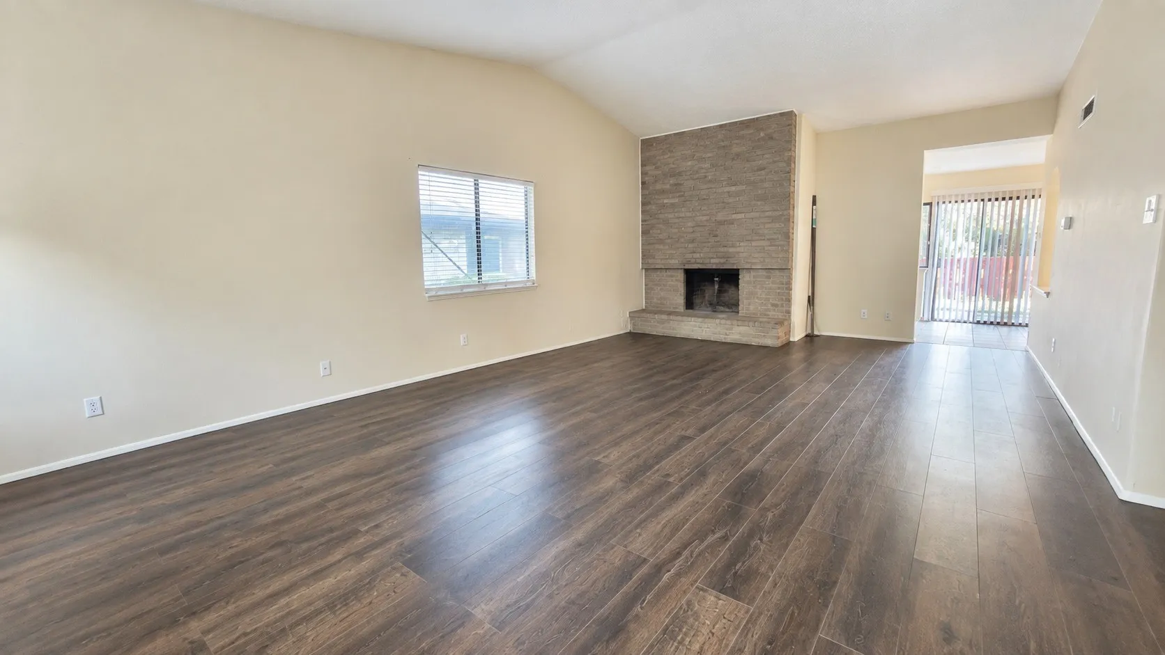 Single Family Residence For Rent in Dallas County , 7114 Chinaberry Road, Dallas, Texas 75249, 4 Bedroom, 2 Bathroom, 2 Garage spaces, 1,680 Sqft, built in 1975, mls#21387632, Real Estate Agent in Dallas, Homes For Rent in Dallas county, Homes For Rent in Dallas, Realtor in Dallas Texas, Real Estate Brokerage Independent Realty Texas, Luminita Cordes Realtor