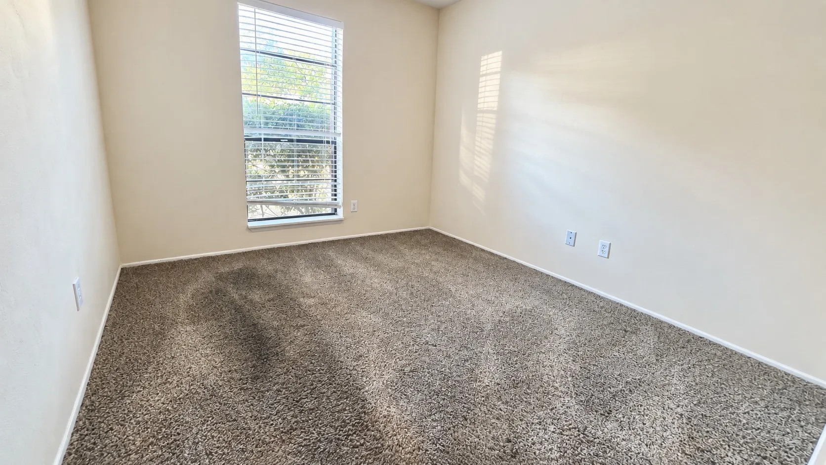 Single Family Residence For Rent in Dallas County , 7114 Chinaberry Road, Dallas, Texas 75249, 4 Bedroom, 2 Bathroom, 2 Garage spaces, 1,680 Sqft, built in 1975, mls#21387632, Real Estate Agent in Dallas, Homes For Rent in Dallas county, Homes For Rent in Dallas, Realtor in Dallas Texas, Real Estate Brokerage Independent Realty Texas, Luminita Cordes Realtor