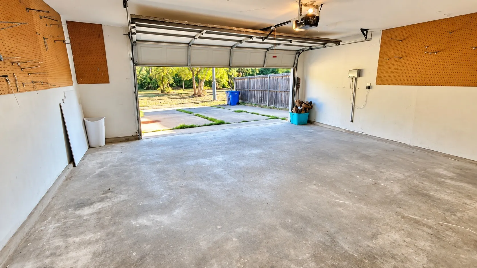 Single Family Residence For Rent in Dallas County , 7114 Chinaberry Road, Dallas, Texas 75249, 4 Bedroom, 2 Bathroom, 2 Garage spaces, 1,680 Sqft, built in 1975, mls#21387632, Real Estate Agent in Dallas, Homes For Rent in Dallas county, Homes For Rent in Dallas, Realtor in Dallas Texas, Real Estate Brokerage Independent Realty Texas, Luminita Cordes Realtor