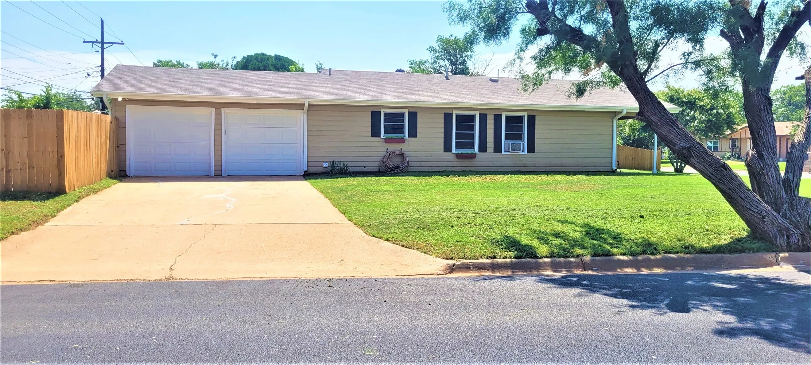 Single Family Residence For Sale in Taylor County , 4726 State Street, Abilene, Texas 79603, 3 Bedroom, 1 Bathroom, 2 Garage spaces, 968 Sqft, built in 1959, mls#21387591, Real Estate Agent in Abilene, Homes For Sale in Taylor county, Homes For Sale in Abilene, Realtor in Abilene Texas, Real Estate Brokerage Independent Realty Texas, Luminita Cordes Realtor
