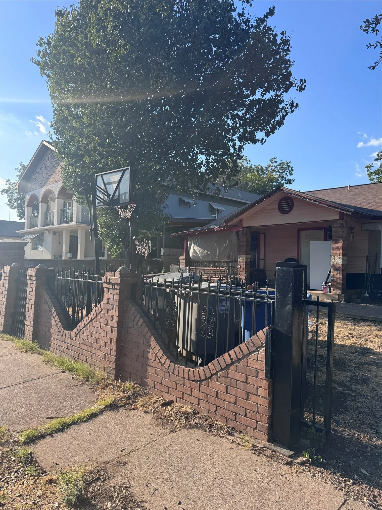 Single Family Residence For Sale in Dallas County , 1531 Fairview Avenue, Dallas, Texas 75223, 2 Bedroom, 1 Bathroom, Garage spaces, 1,178 Sqft, built in 1983, mls#21387642, Real Estate Agent in Dallas, Homes For Sale in Dallas county, Homes For Sale in Dallas, Realtor in Dallas Texas, Real Estate Brokerage Independent Realty Texas, Luminita Cordes Realtor