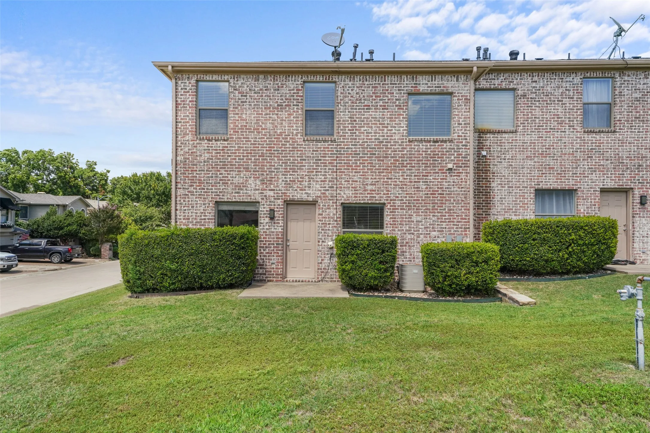Townhouse For Rent in Rockwall County , 511 Mariner Drive, Rockwall, Texas 75032, 3 Bedroom, 3 Bathroom, 2 Garage spaces, 1,874 Sqft, built in 2003, mls#21387660, Real Estate Agent in Rockwall, Homes For Rent in Rockwall county, Homes For Rent in Rockwall, Realtor in Rockwall Texas, Real Estate Brokerage Independent Realty Texas, Luminita Cordes Realtor