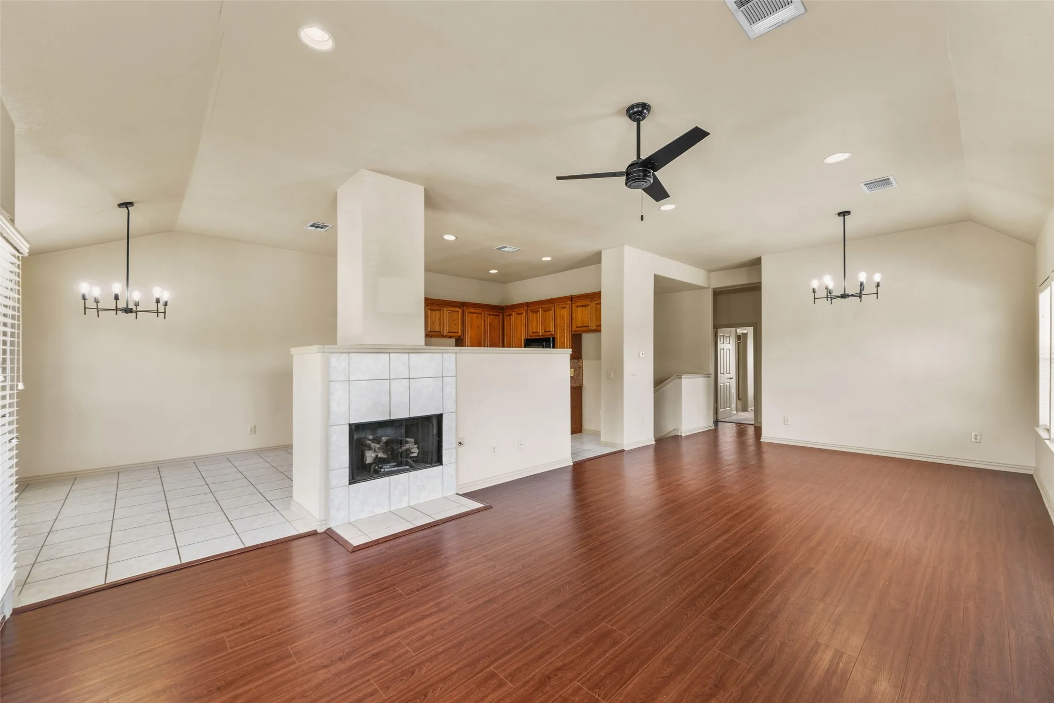 Townhouse For Rent in Rockwall County , 511 Mariner Drive, Rockwall, Texas 75032, 3 Bedroom, 3 Bathroom, 2 Garage spaces, 1,874 Sqft, built in 2003, mls#21387660, Real Estate Agent in Rockwall, Homes For Rent in Rockwall county, Homes For Rent in Rockwall, Realtor in Rockwall Texas, Real Estate Brokerage Independent Realty Texas, Luminita Cordes Realtor