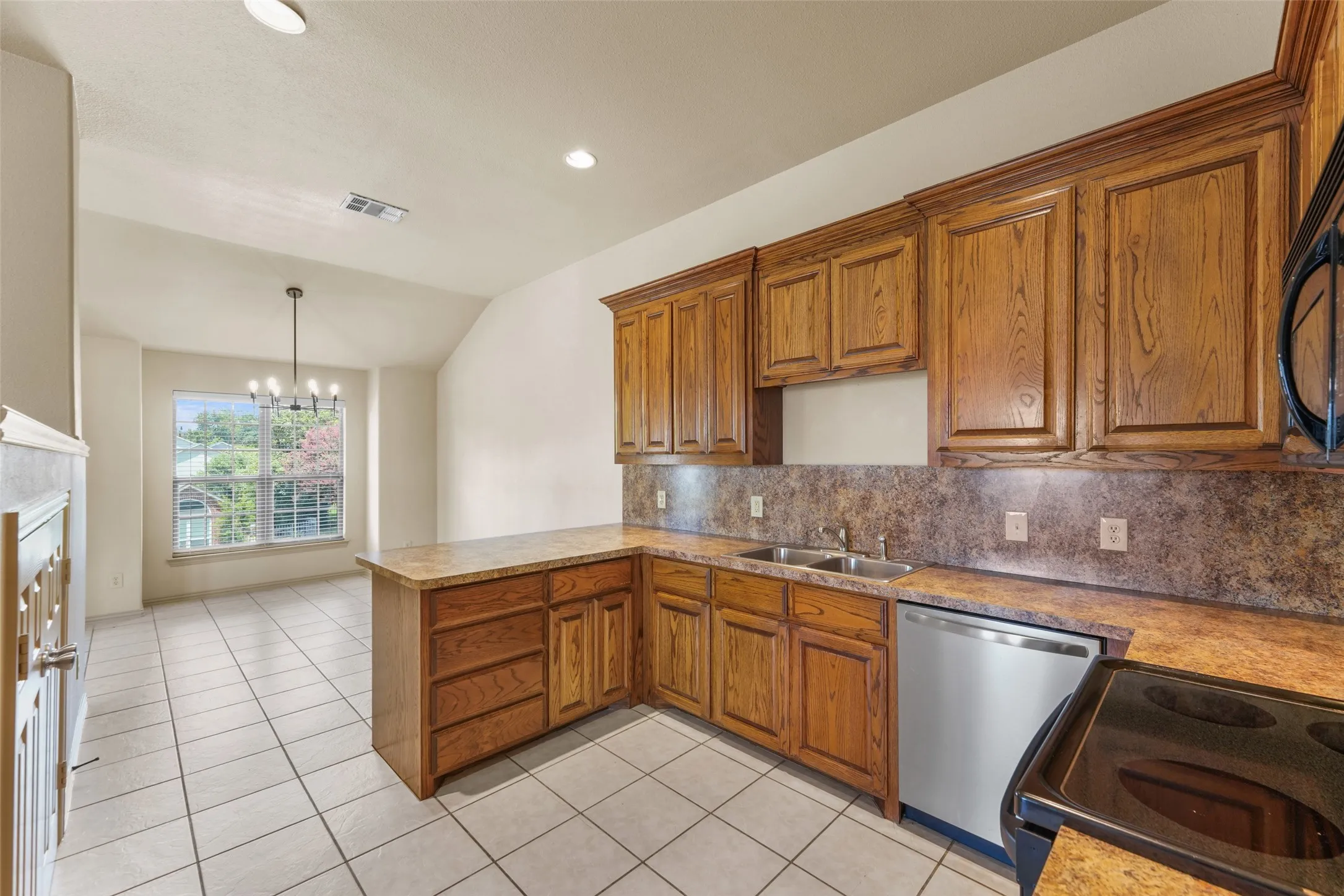 Townhouse For Rent in Rockwall County , 511 Mariner Drive, Rockwall, Texas 75032, 3 Bedroom, 3 Bathroom, 2 Garage spaces, 1,874 Sqft, built in 2003, mls#21387660, Real Estate Agent in Rockwall, Homes For Rent in Rockwall county, Homes For Rent in Rockwall, Realtor in Rockwall Texas, Real Estate Brokerage Independent Realty Texas, Luminita Cordes Realtor