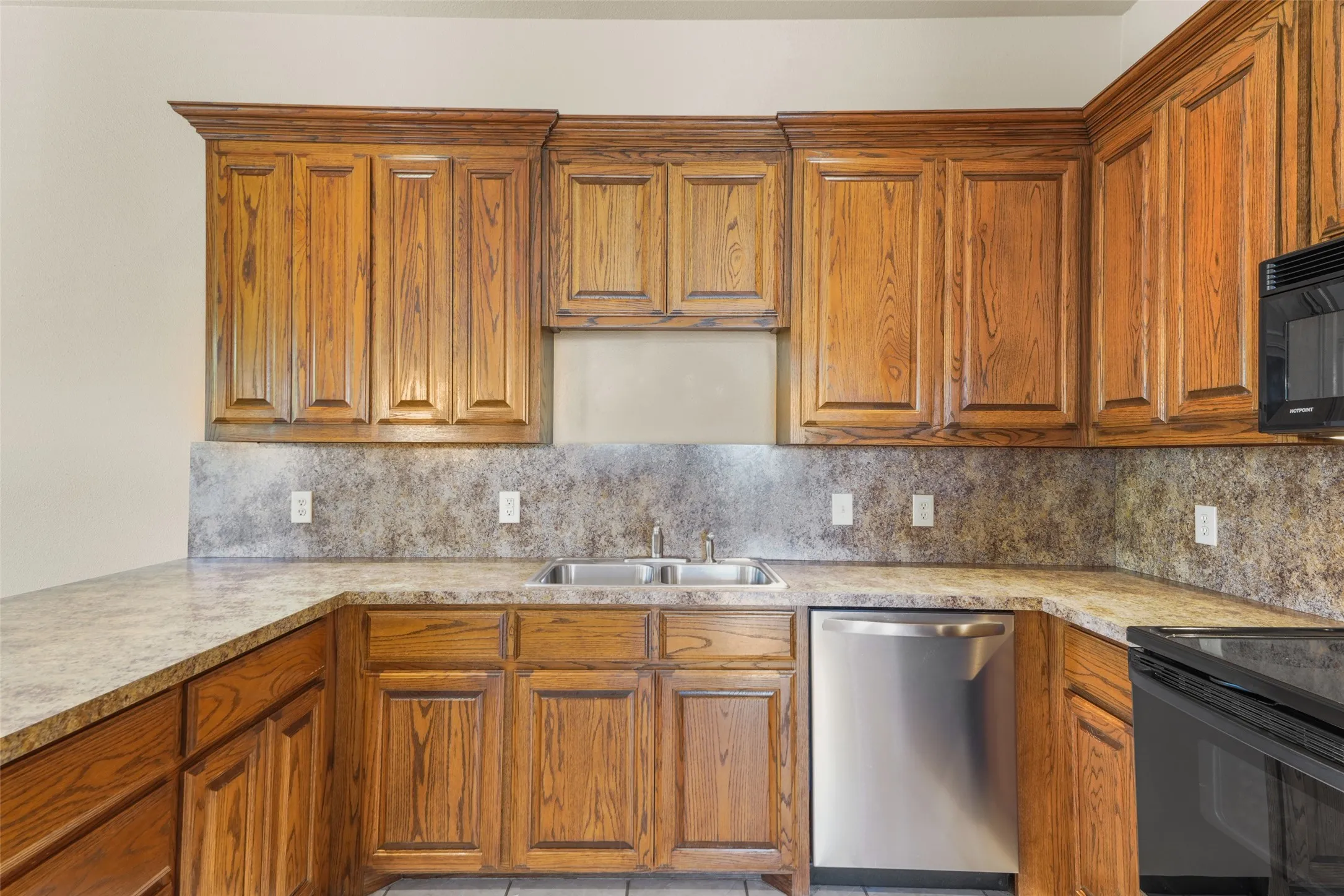 Townhouse For Rent in Rockwall County , 511 Mariner Drive, Rockwall, Texas 75032, 3 Bedroom, 3 Bathroom, 2 Garage spaces, 1,874 Sqft, built in 2003, mls#21387660, Real Estate Agent in Rockwall, Homes For Rent in Rockwall county, Homes For Rent in Rockwall, Realtor in Rockwall Texas, Real Estate Brokerage Independent Realty Texas, Luminita Cordes Realtor