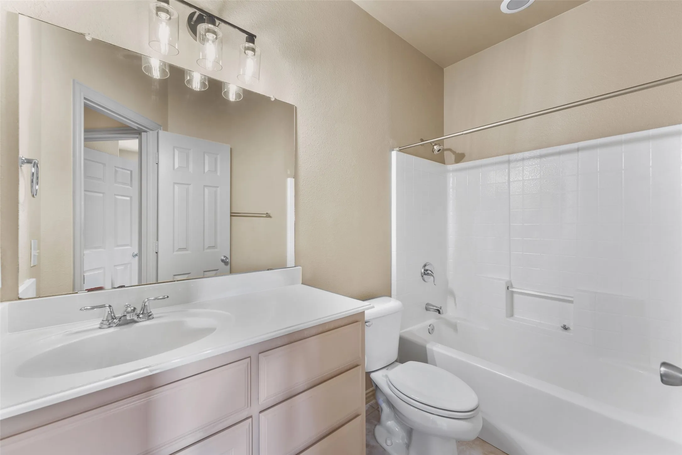 Townhouse For Rent in Rockwall County , 511 Mariner Drive, Rockwall, Texas 75032, 3 Bedroom, 3 Bathroom, 2 Garage spaces, 1,874 Sqft, built in 2003, mls#21387660, Real Estate Agent in Rockwall, Homes For Rent in Rockwall county, Homes For Rent in Rockwall, Realtor in Rockwall Texas, Real Estate Brokerage Independent Realty Texas, Luminita Cordes Realtor