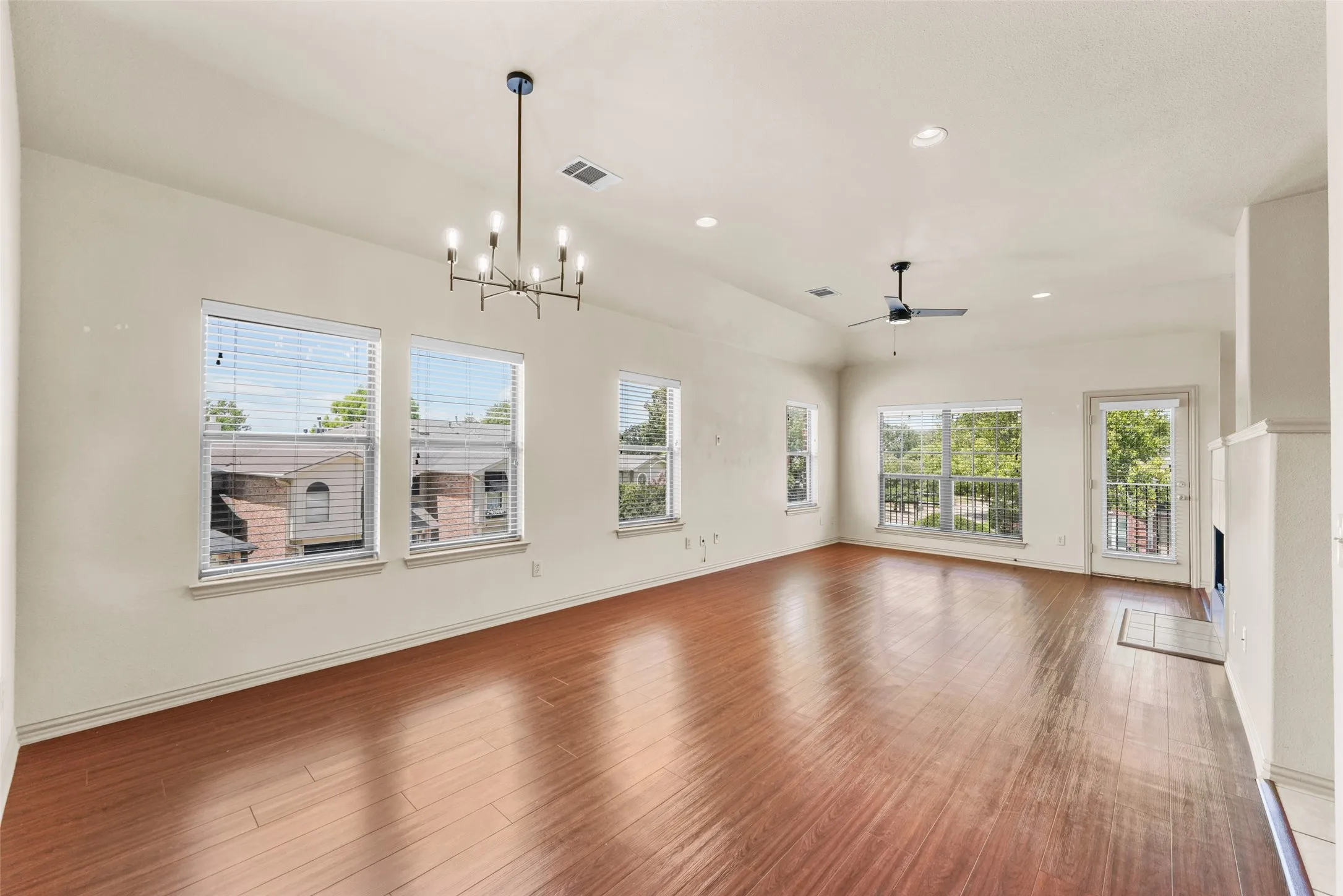 Townhouse For Rent in Rockwall County , 511 Mariner Drive, Rockwall, Texas 75032, 3 Bedroom, 3 Bathroom, 2 Garage spaces, 1,874 Sqft, built in 2003, mls#21387660, Real Estate Agent in Rockwall, Homes For Rent in Rockwall county, Homes For Rent in Rockwall, Realtor in Rockwall Texas, Real Estate Brokerage Independent Realty Texas, Luminita Cordes Realtor