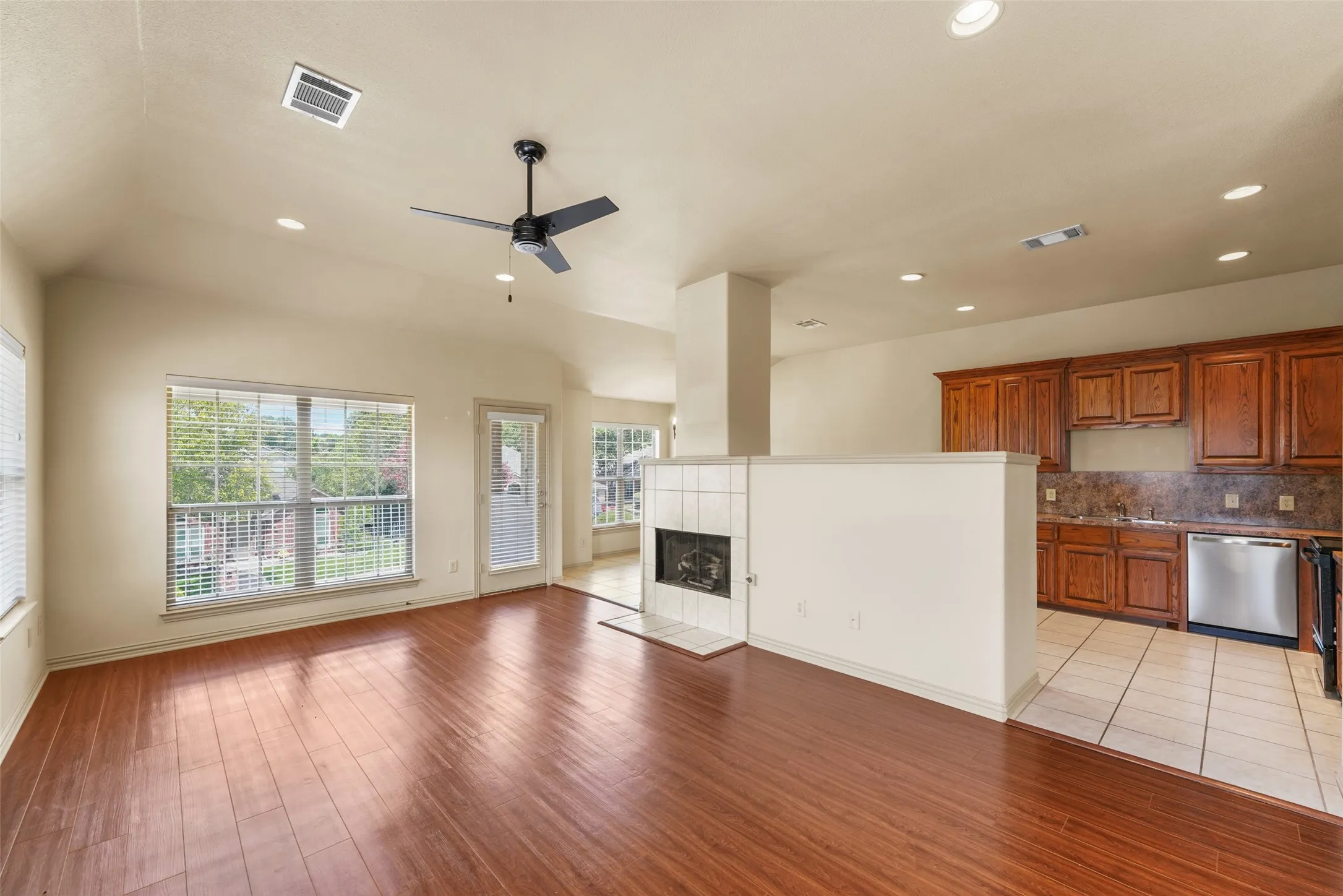 Townhouse For Rent in Rockwall County , 511 Mariner Drive, Rockwall, Texas 75032, 3 Bedroom, 3 Bathroom, 2 Garage spaces, 1,874 Sqft, built in 2003, mls#21387660, Real Estate Agent in Rockwall, Homes For Rent in Rockwall county, Homes For Rent in Rockwall, Realtor in Rockwall Texas, Real Estate Brokerage Independent Realty Texas, Luminita Cordes Realtor