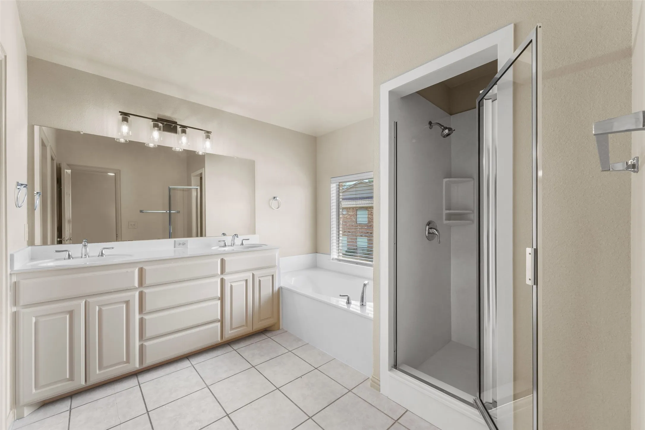 Townhouse For Rent in Rockwall County , 511 Mariner Drive, Rockwall, Texas 75032, 3 Bedroom, 3 Bathroom, 2 Garage spaces, 1,874 Sqft, built in 2003, mls#21387660, Real Estate Agent in Rockwall, Homes For Rent in Rockwall county, Homes For Rent in Rockwall, Realtor in Rockwall Texas, Real Estate Brokerage Independent Realty Texas, Luminita Cordes Realtor