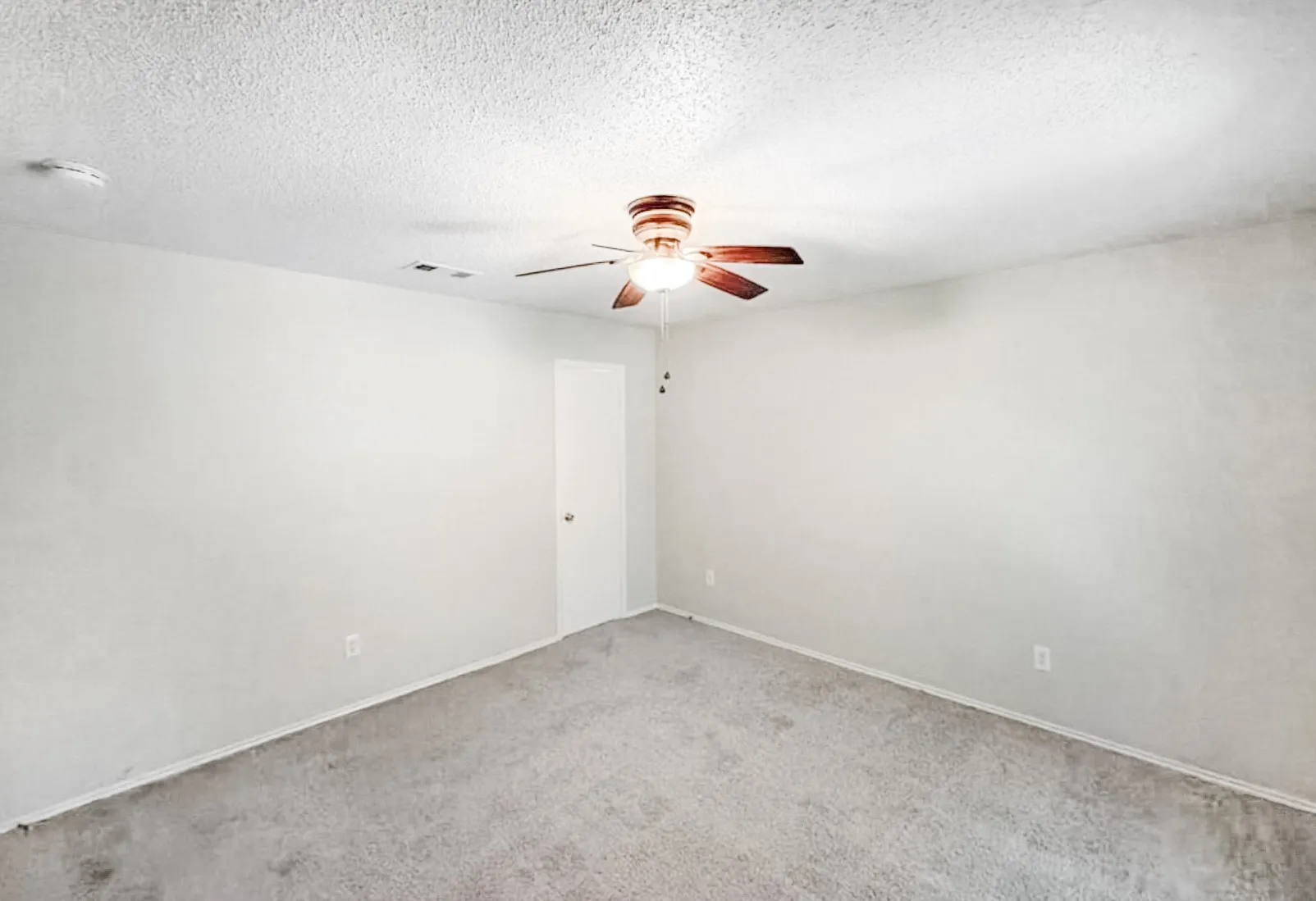 Single Family Residence For Sale in Denton County , 2711 Vistaview Drive, Corinth, Texas 76210, 4 Bedroom, 3 Bathroom, 2 Garage spaces, 3,056 Sqft, built in 1994, mls#21387662, Real Estate Agent in Corinth, Homes For Sale in Denton county, Homes For Sale in Corinth, Realtor in Corinth Texas, Real Estate Brokerage Independent Realty Texas, Luminita Cordes Realtor