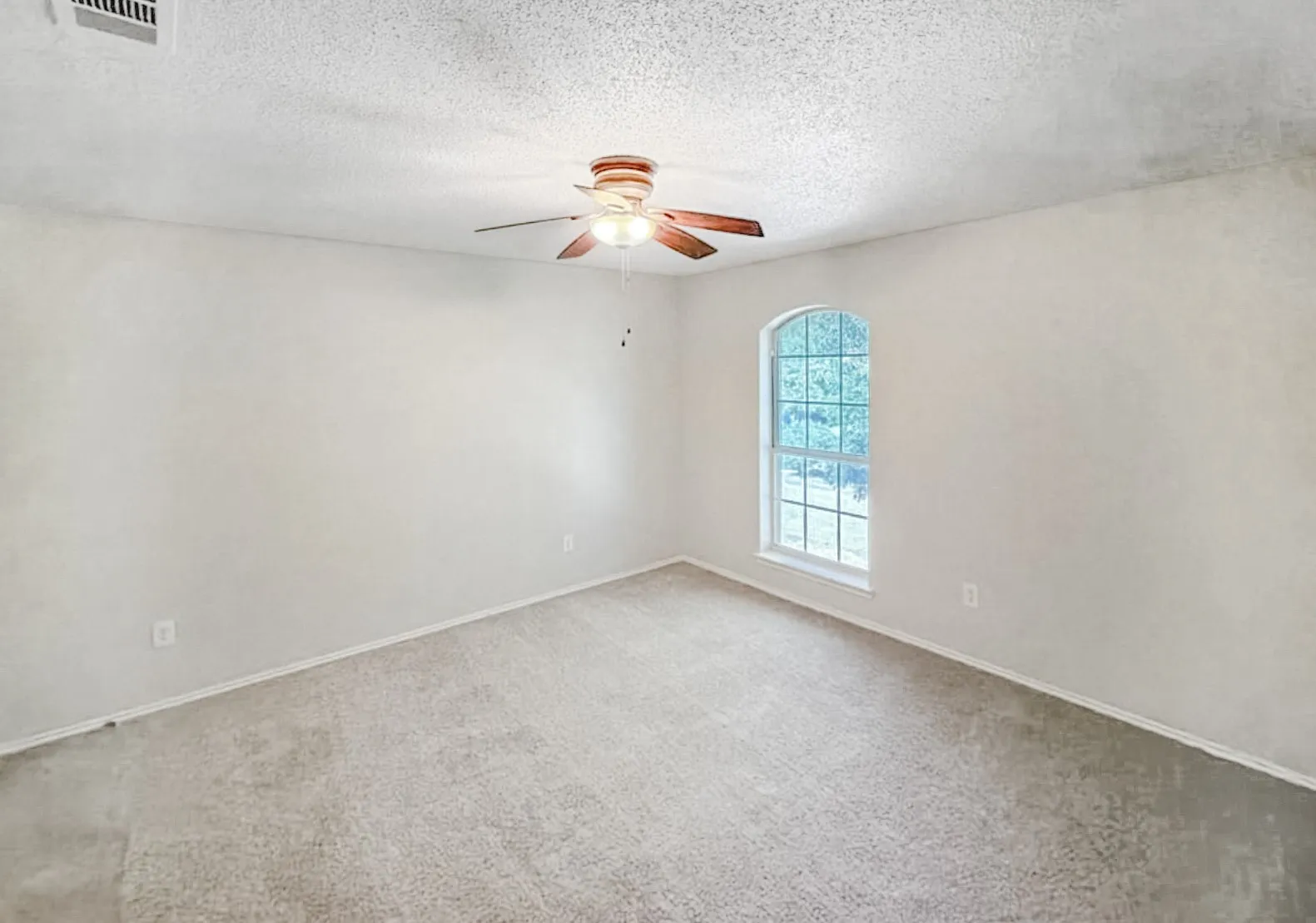 Single Family Residence For Sale in Denton County , 2711 Vistaview Drive, Corinth, Texas 76210, 4 Bedroom, 3 Bathroom, 2 Garage spaces, 3,056 Sqft, built in 1994, mls#21387662, Real Estate Agent in Corinth, Homes For Sale in Denton county, Homes For Sale in Corinth, Realtor in Corinth Texas, Real Estate Brokerage Independent Realty Texas, Luminita Cordes Realtor