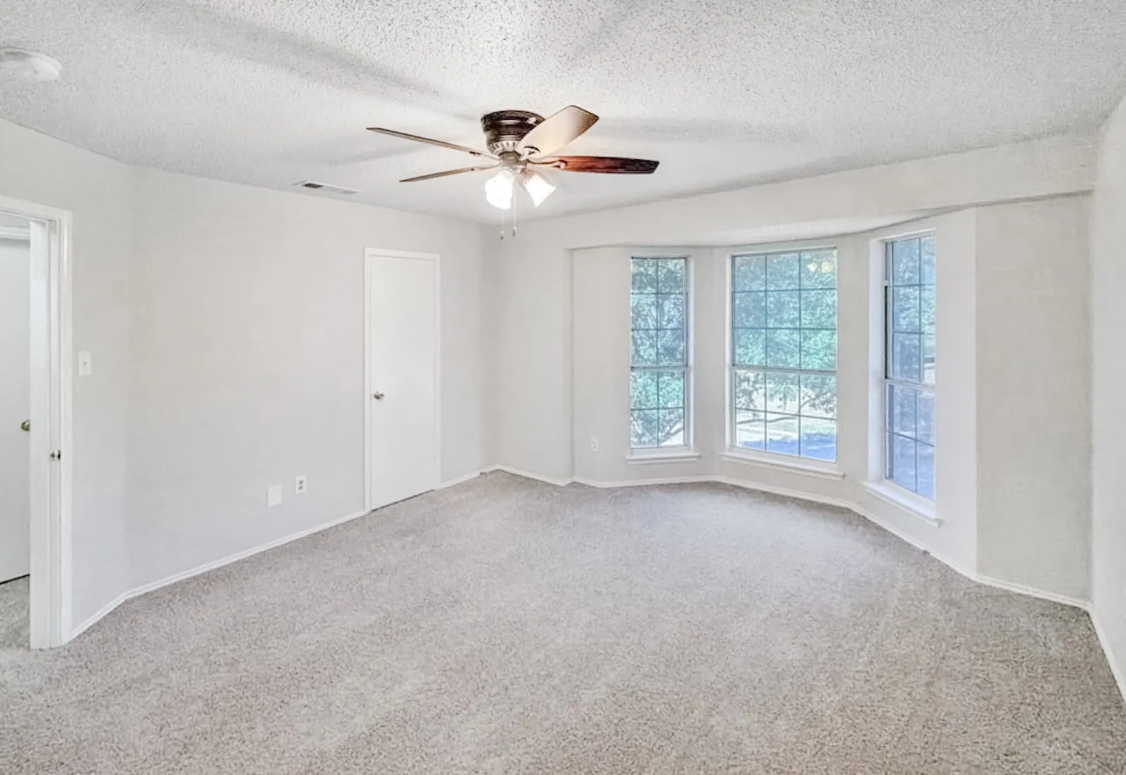 Single Family Residence For Sale in Denton County , 2711 Vistaview Drive, Corinth, Texas 76210, 4 Bedroom, 3 Bathroom, 2 Garage spaces, 3,056 Sqft, built in 1994, mls#21387662, Real Estate Agent in Corinth, Homes For Sale in Denton county, Homes For Sale in Corinth, Realtor in Corinth Texas, Real Estate Brokerage Independent Realty Texas, Luminita Cordes Realtor