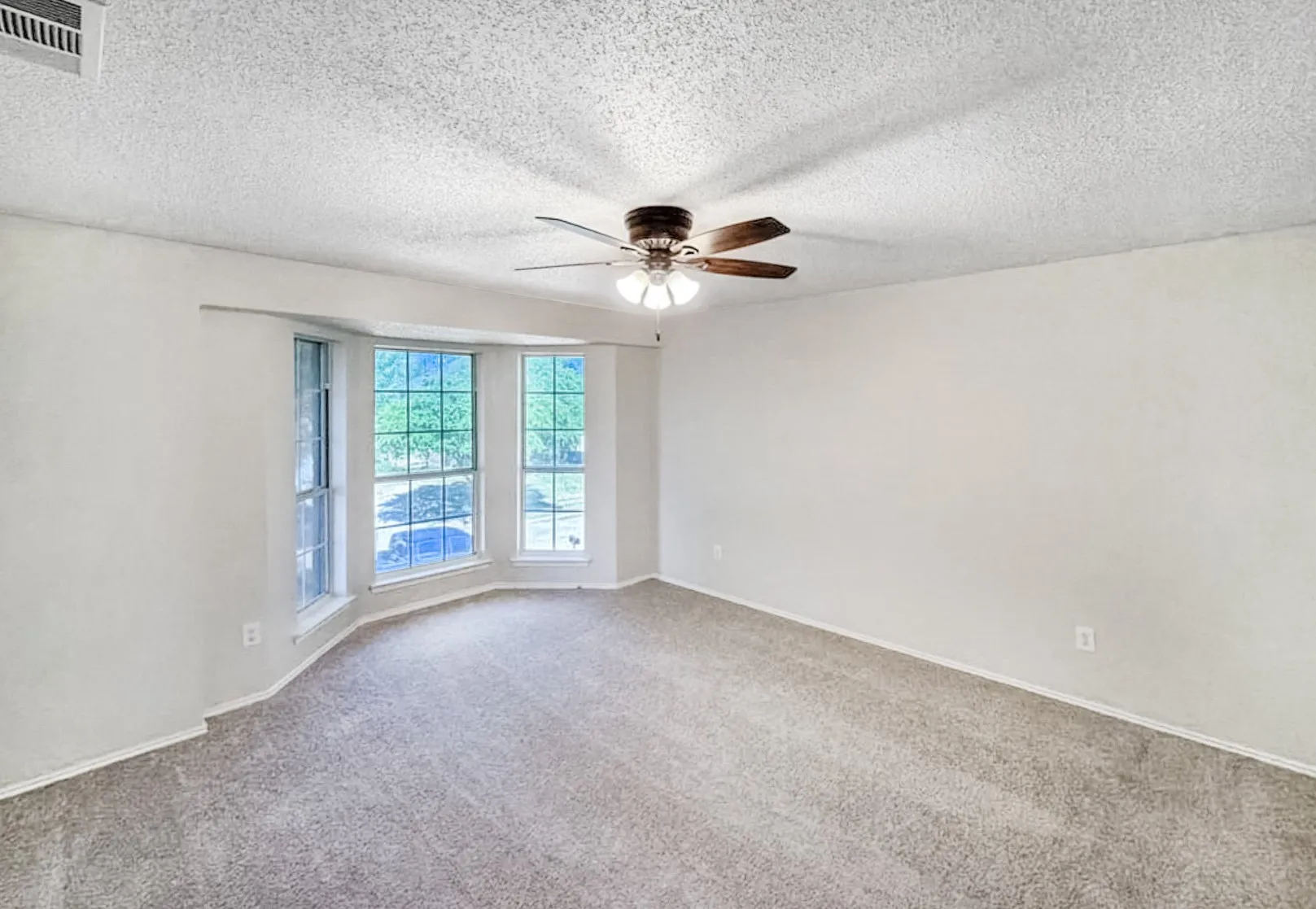 Single Family Residence For Sale in Denton County , 2711 Vistaview Drive, Corinth, Texas 76210, 4 Bedroom, 3 Bathroom, 2 Garage spaces, 3,056 Sqft, built in 1994, mls#21387662, Real Estate Agent in Corinth, Homes For Sale in Denton county, Homes For Sale in Corinth, Realtor in Corinth Texas, Real Estate Brokerage Independent Realty Texas, Luminita Cordes Realtor