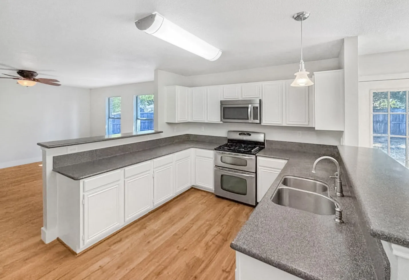Single Family Residence For Sale in Denton County , 2711 Vistaview Drive, Corinth, Texas 76210, 4 Bedroom, 3 Bathroom, 2 Garage spaces, 3,056 Sqft, built in 1994, mls#21387662, Real Estate Agent in Corinth, Homes For Sale in Denton county, Homes For Sale in Corinth, Realtor in Corinth Texas, Real Estate Brokerage Independent Realty Texas, Luminita Cordes Realtor