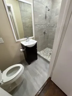 Walk-in shower with pebble floor and tiled walls