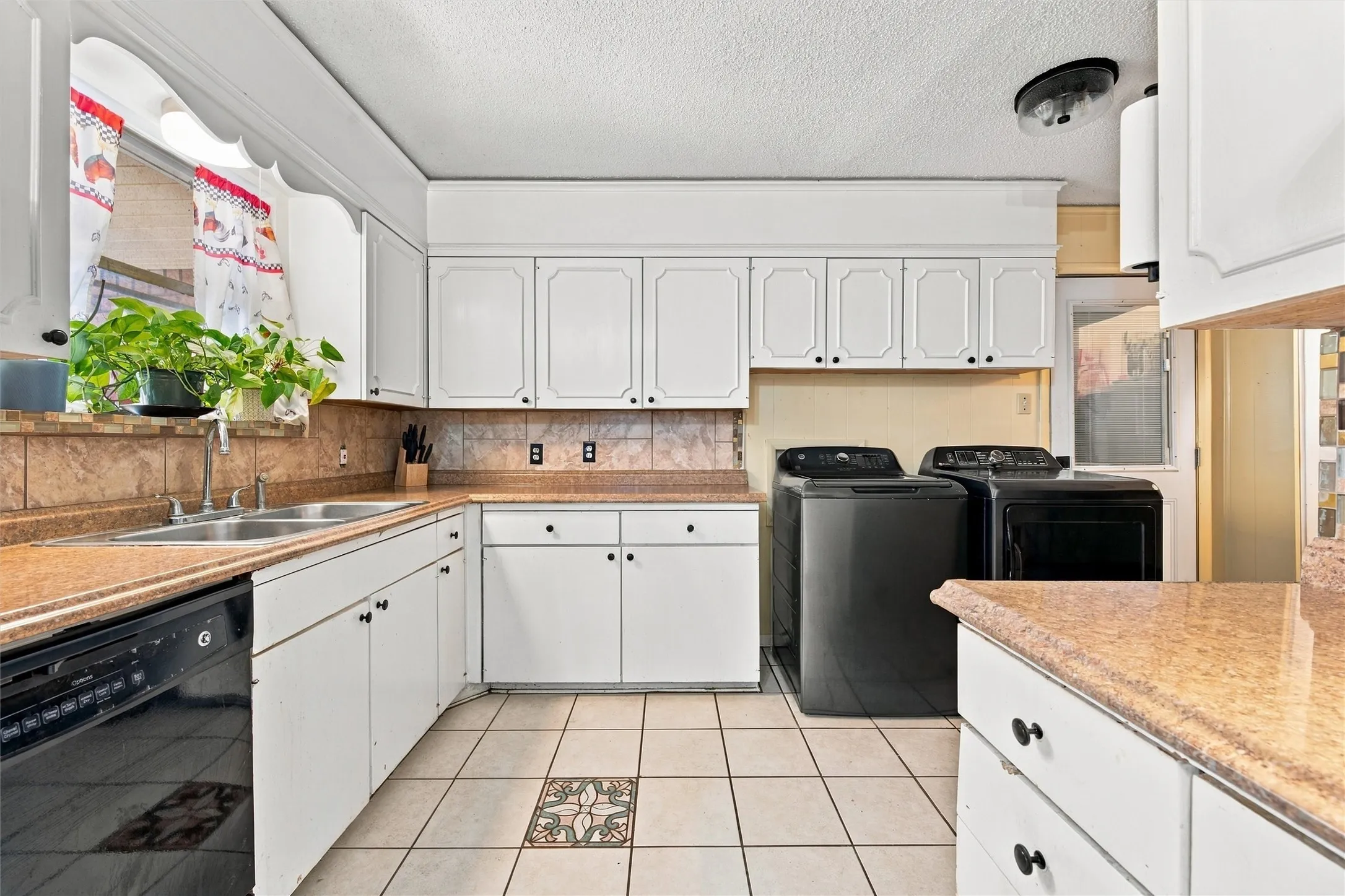 Single Family Residence For Sale in Mc Lennan County , 600 N 60th Street, Waco, Texas 76710, 3 Bedroom, 2 Bathroom, 2 Garage spaces, 1,974 Sqft, built in 1964, mls#21384979, Real Estate Agent in Waco, Homes For Sale in Mc Lennan county, Homes For Sale in Waco, Realtor in Waco Texas, Real Estate Brokerage Independent Realty Texas, Luminita Cordes Realtor