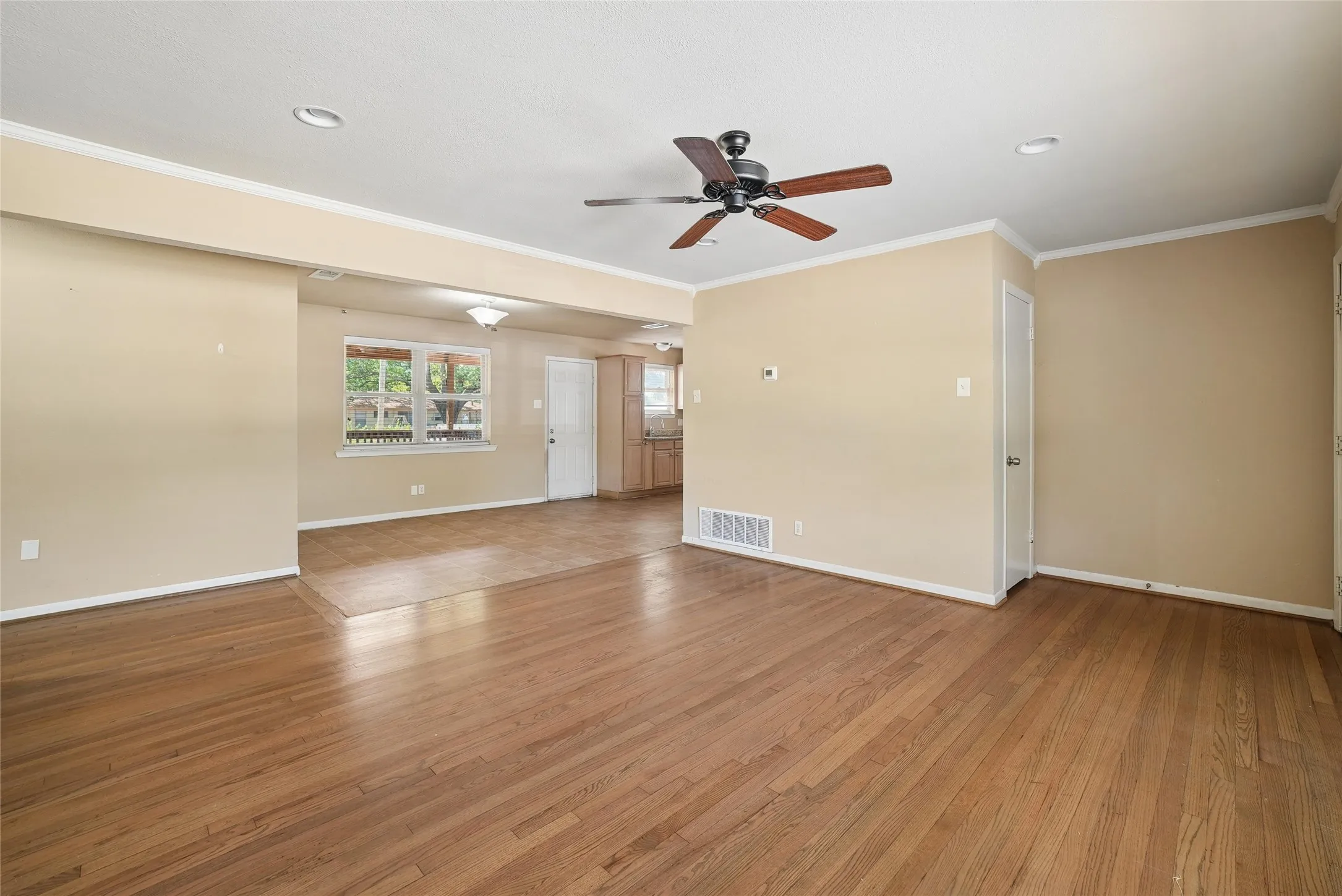 Single Family Residence For Sale in Dallas County , 2604 Globe Avenue, Dallas, Texas 75228, 3 Bedroom, 2 Bathroom, 1 Garage spaces, 1,282 Sqft, built in 1958, mls#21386134, Real Estate Agent in Dallas, Homes For Sale in Dallas county, Homes For Sale in Dallas, Realtor in Dallas Texas, Real Estate Brokerage Independent Realty Texas, Luminita Cordes Realtor