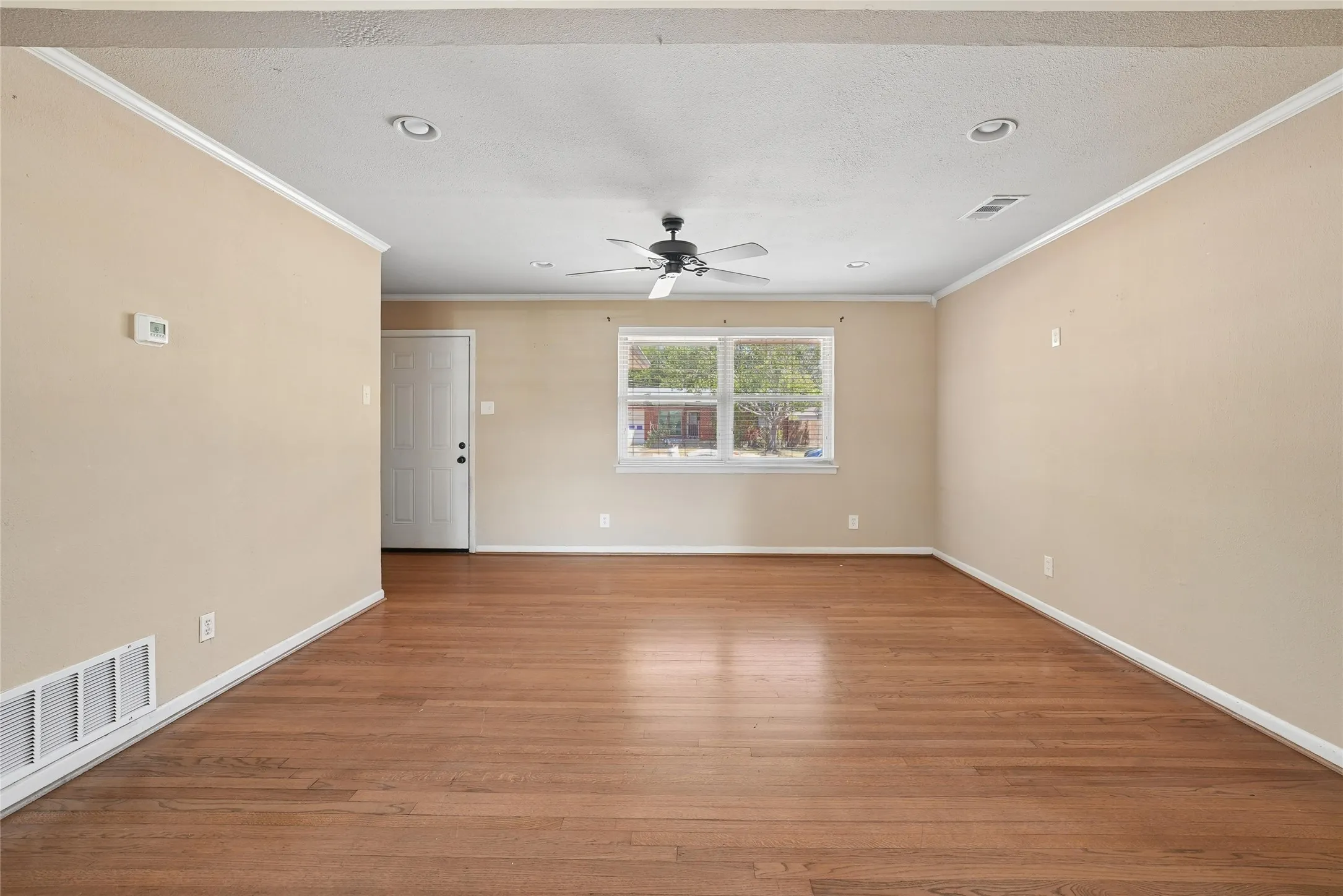 Single Family Residence For Sale in Dallas County , 2604 Globe Avenue, Dallas, Texas 75228, 3 Bedroom, 2 Bathroom, 1 Garage spaces, 1,282 Sqft, built in 1958, mls#21386134, Real Estate Agent in Dallas, Homes For Sale in Dallas county, Homes For Sale in Dallas, Realtor in Dallas Texas, Real Estate Brokerage Independent Realty Texas, Luminita Cordes Realtor