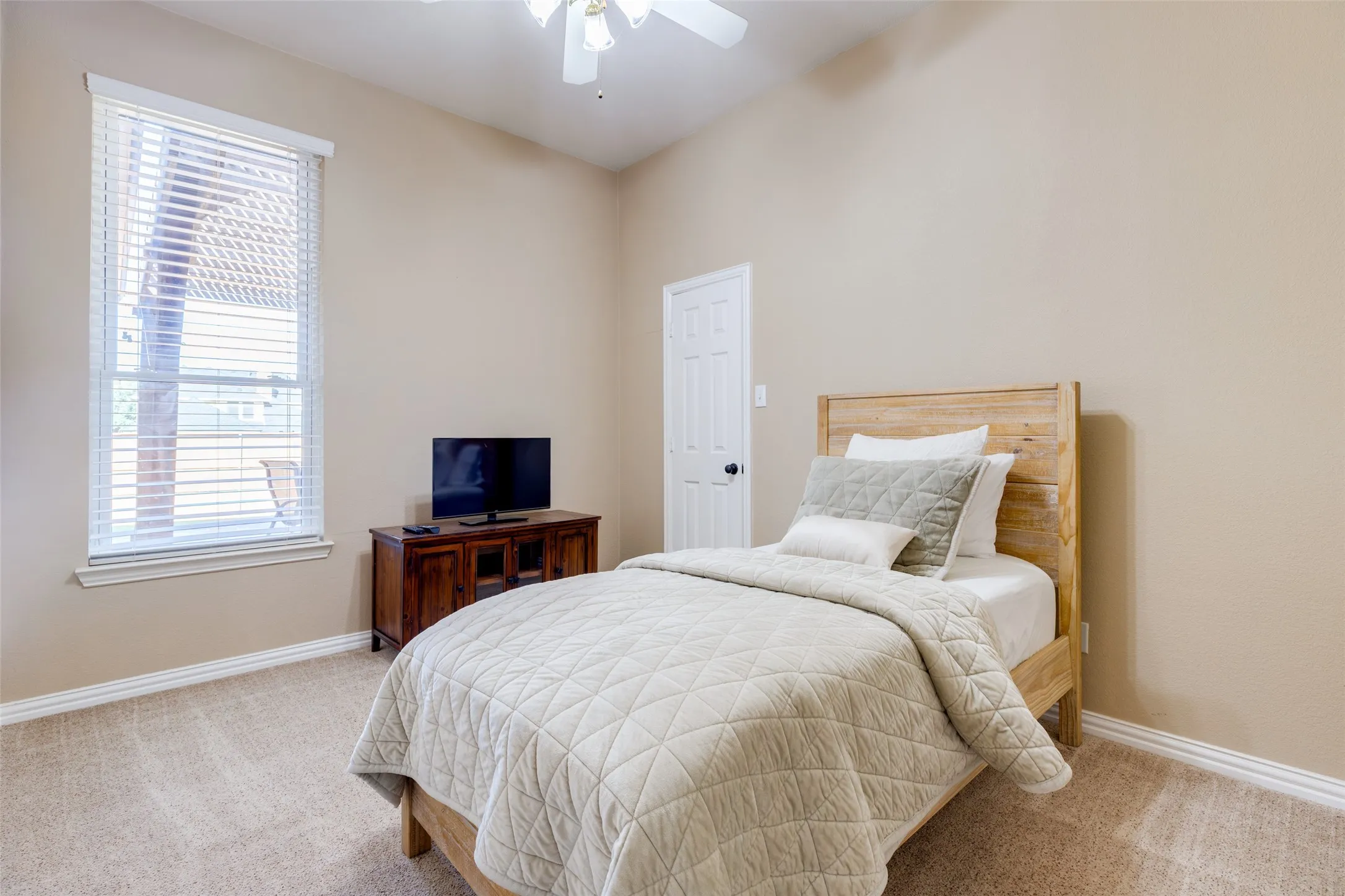 Single Family Residence For Sale in Collin County , 881 Sibyl Lane, Prosper, Texas 75078, 4 Bedroom, 2 Bathroom, 2 Garage spaces, 2,356 Sqft, built in 2004, mls#21385447, Real Estate Agent in Prosper, Homes For Sale in Collin county, Homes For Sale in Prosper, Realtor in Prosper Texas, Real Estate Brokerage Independent Realty Texas, Luminita Cordes Realtor