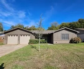Single Family Residence For Rent in Tarrant County , 7425 S College Circle, North Richland Hills, Texas 76180, 3 Bedroom, 2 Bathroom, 2 Garage spaces, 1,358 Sqft, built in 1960, mls#21387681, Real Estate Agent in North Richland Hills, Homes For Rent in Tarrant county, Homes For Rent in North Richland Hills, Realtor in North Richland Hills Texas, Real Estate Brokerage Independent Realty Texas, Luminita Cordes Realtor