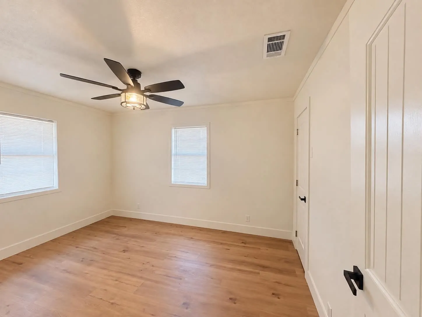 Single Family Residence For Sale in Fannin County , 801 N Main St, Dodd City, Texas 75438, 3 Bedroom, 2 Bathroom, 3 Garage spaces, 1,680 Sqft, built in 1985, mls#21387366, Real Estate Agent in Dodd City, Homes For Sale in Fannin county, Homes For Sale in Dodd City, Realtor in Dodd City Texas, Real Estate Brokerage Independent Realty Texas, Luminita Cordes Realtor