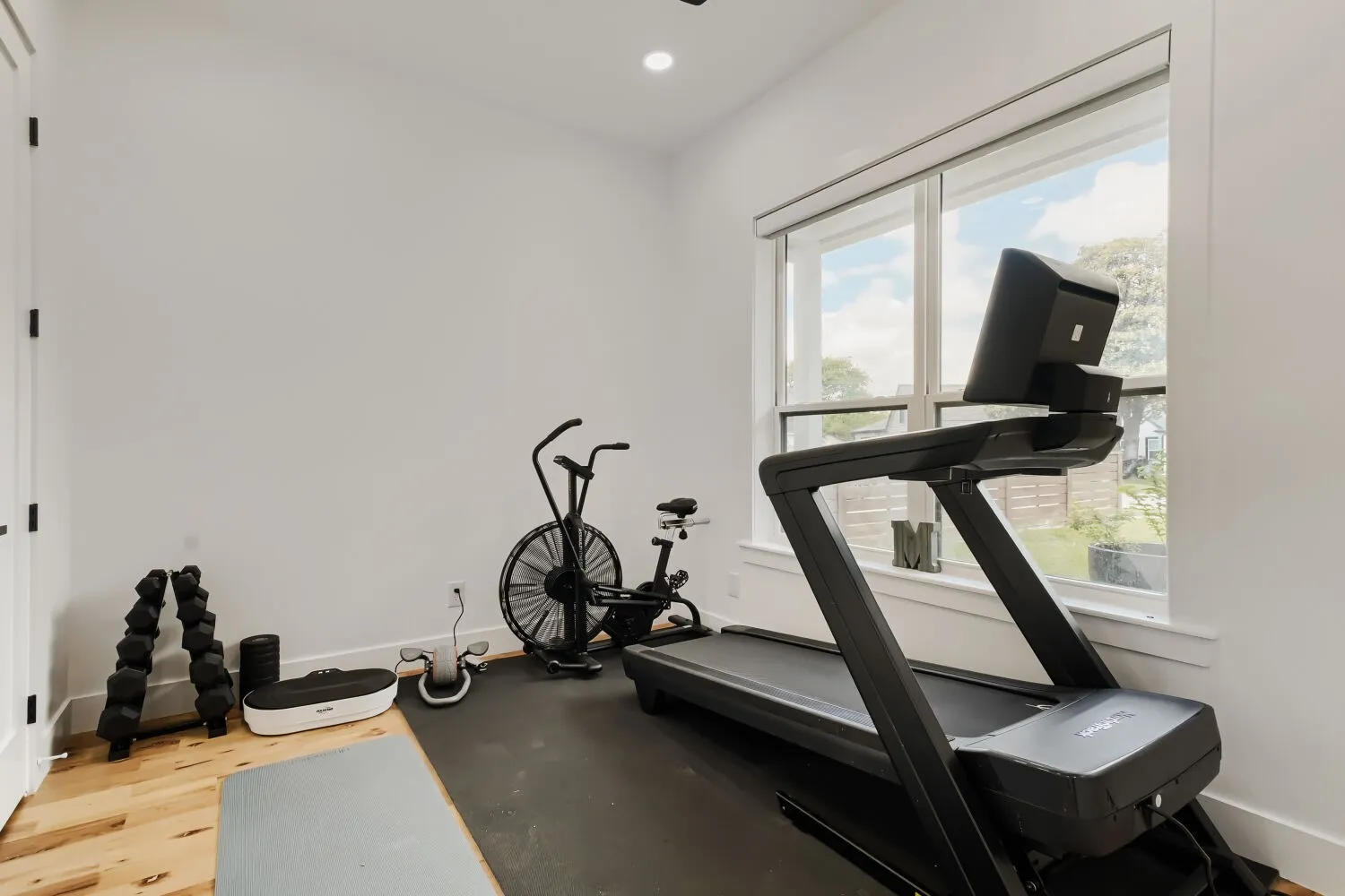 Exercise room with baseboards and recessed lighting