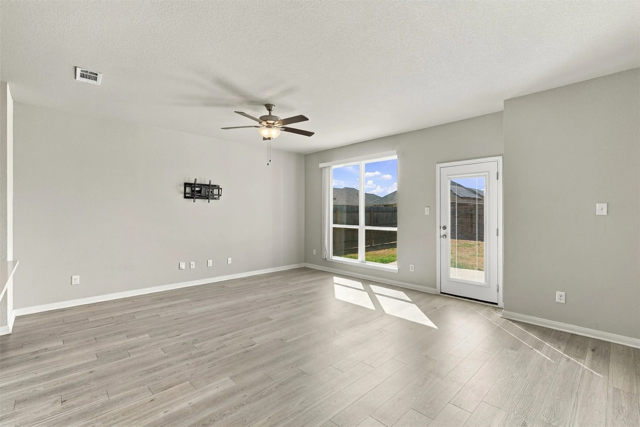 Single Family Residence For Sale in Mc Lennan County , 4033 Centerfire Road, Waco, Texas 76705, 3 Bedroom, 2 Bathroom, 2 Garage spaces, 1,658 Sqft, built in 2023, mls#21386651, Real Estate Agent in Waco, Homes For Sale in Mc Lennan county, Homes For Sale in Waco, Realtor in Waco Texas, Real Estate Brokerage Independent Realty Texas, Luminita Cordes Realtor