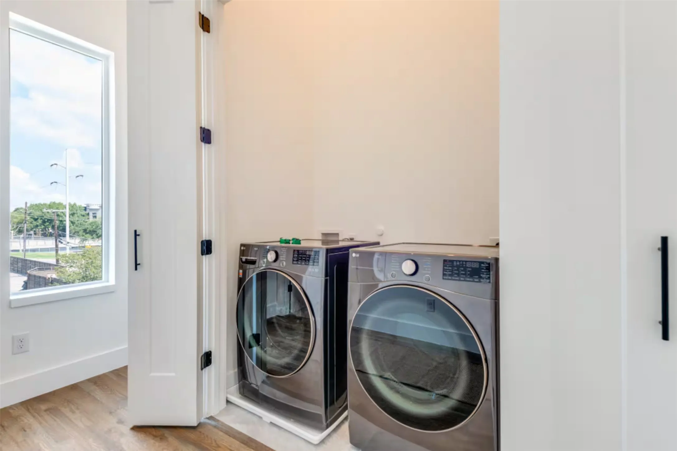 Townhouse For Rent in Dallas County , 2915 Lucas Drive 102, Dallas, Texas 75219, 2 Bedroom, 3 Bathroom, 2 Garage spaces, 1,766 Sqft, built in 2023, mls#21387718, Real Estate Agent in Dallas, Homes For Rent in Dallas county, Homes For Rent in Dallas, Realtor in Dallas Texas, Real Estate Brokerage Independent Realty Texas, Luminita Cordes Realtor