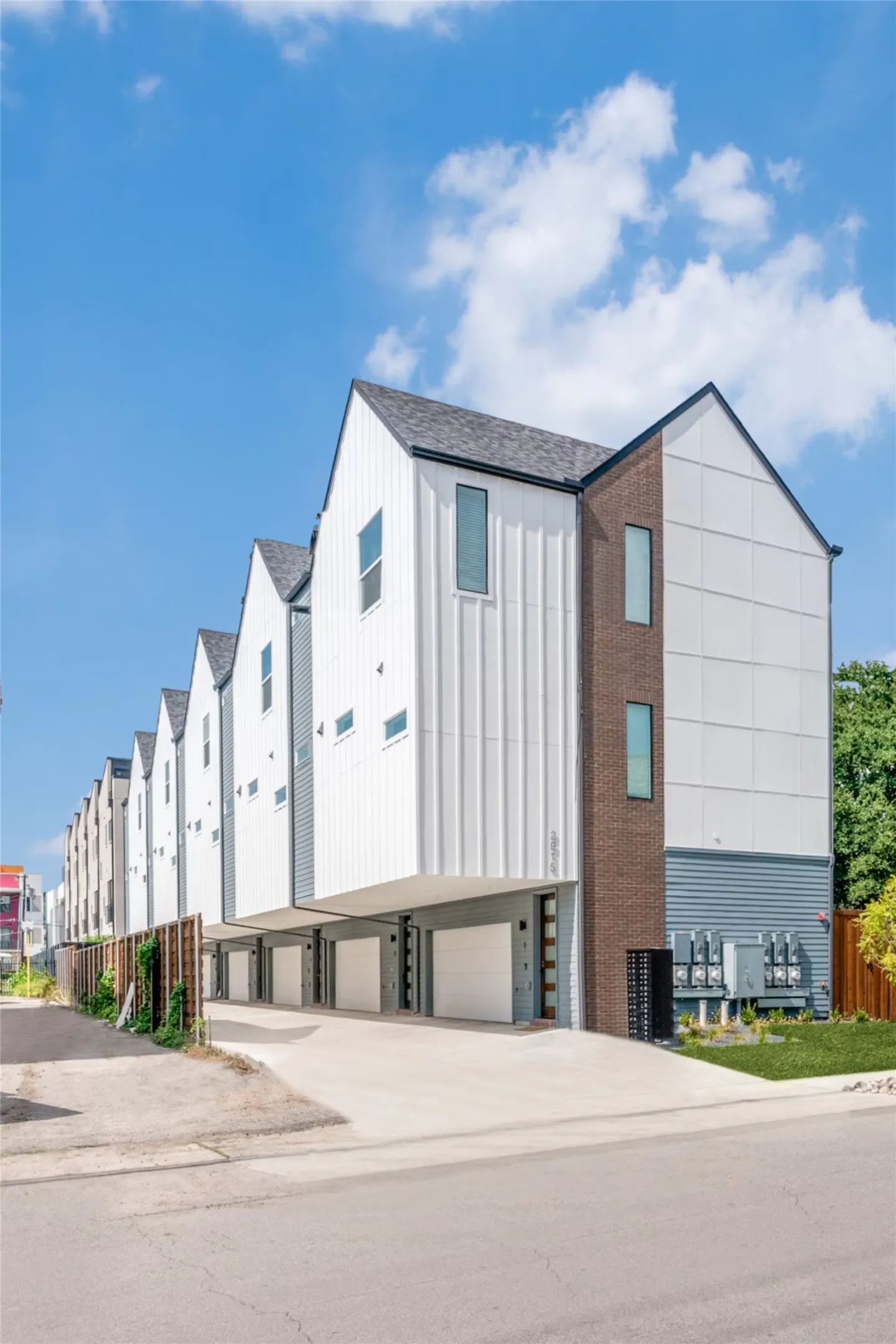 Townhouse For Rent in Dallas County , 2915 Lucas Drive 102, Dallas, Texas 75219, 2 Bedroom, 3 Bathroom, 2 Garage spaces, 1,766 Sqft, built in 2023, mls#21387718, Real Estate Agent in Dallas, Homes For Rent in Dallas county, Homes For Rent in Dallas, Realtor in Dallas Texas, Real Estate Brokerage Independent Realty Texas, Luminita Cordes Realtor