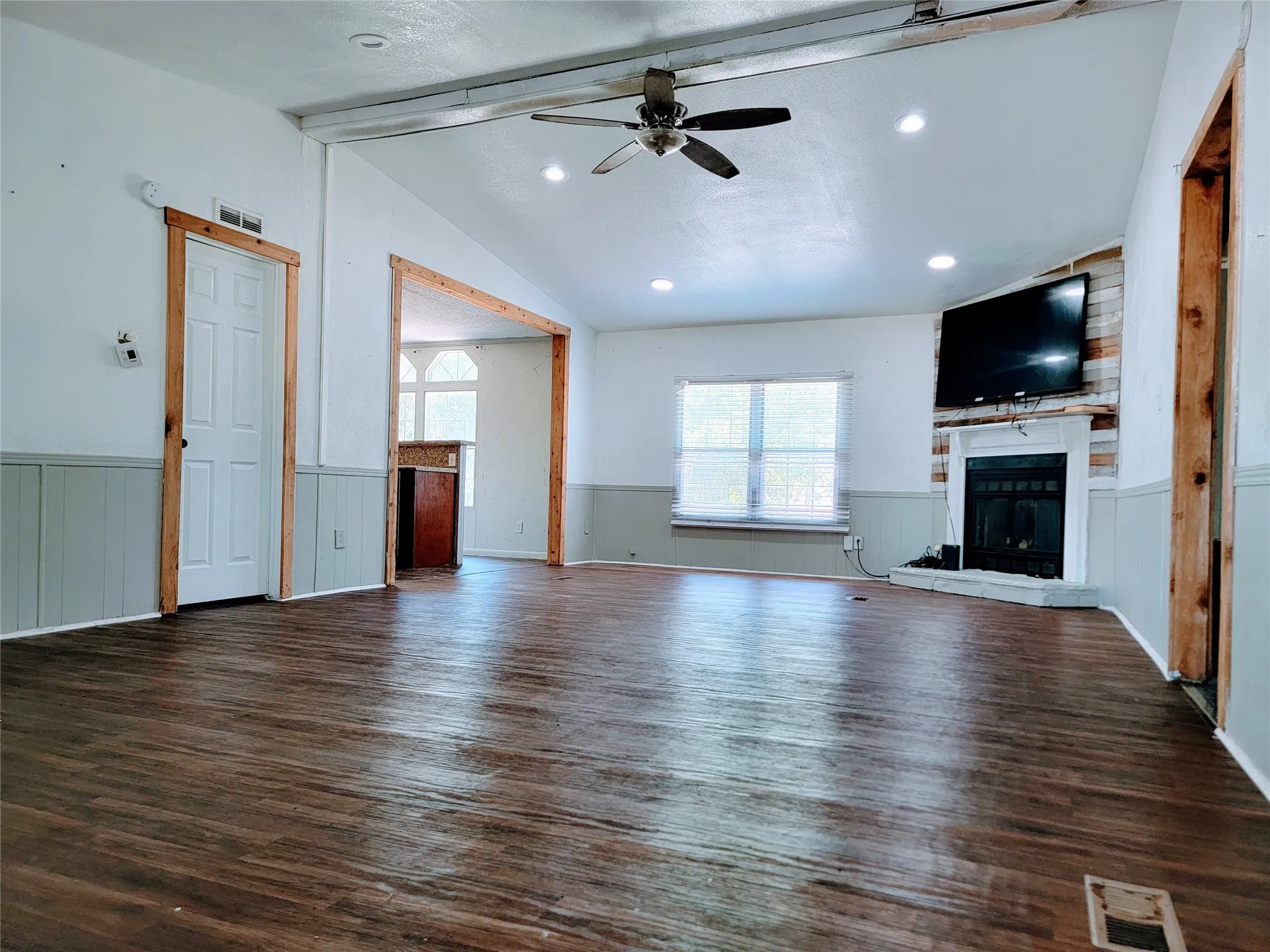 Mobile Home For Sale in Johnson County , 11309 County Road 510, Venus, Texas 76084, 3 Bedroom, 2 Bathroom, Garage spaces, 1,568 Sqft, built in 1996, mls#21367093, Real Estate Agent in Venus, Homes For Sale in Johnson county, Homes For Sale in Venus, Realtor in Venus Texas, Real Estate Brokerage Independent Realty Texas, Luminita Cordes Realtor