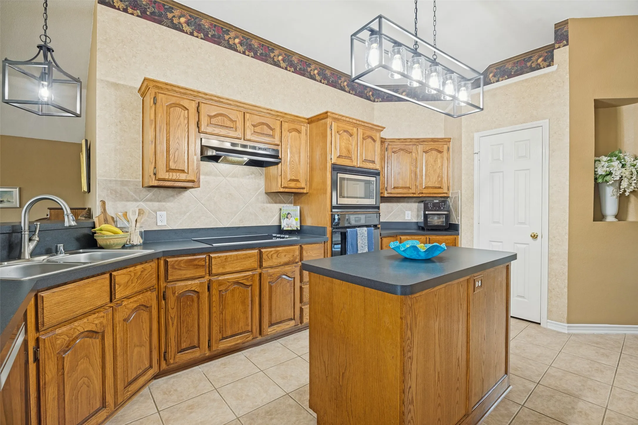 Single Family Residence For Sale in Collin County , 2007 Stonecrest Trail, Wylie, Texas 75098, 4 Bedroom, 3 Bathroom, 3 Garage spaces, 2,972 Sqft, built in 2003, mls#21387717, Real Estate Agent in Wylie, Homes For Sale in Collin county, Homes For Sale in Wylie, Realtor in Wylie Texas, Real Estate Brokerage Independent Realty Texas, Luminita Cordes Realtor