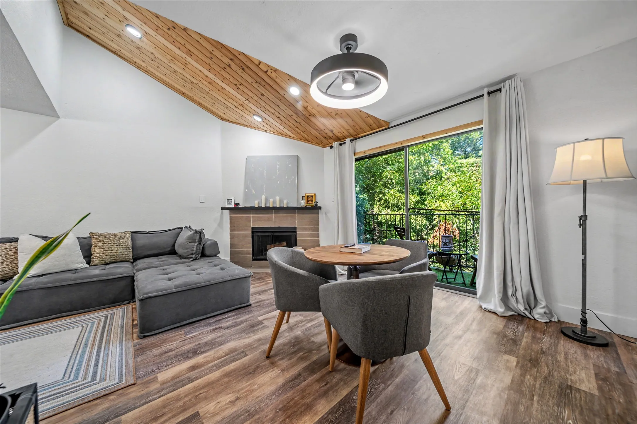 Condominium For Sale in Dallas County , 4777 Cedar Springs Road 3Q, Dallas, Texas 75219, 1 Bedroom, 2 Bathroom, Garage spaces, 803 Sqft, built in 1983, mls#21383402, Real Estate Agent in Dallas, Homes For Sale in Dallas county, Homes For Sale in Dallas, Realtor in Dallas Texas, Real Estate Brokerage Independent Realty Texas, Luminita Cordes Realtor