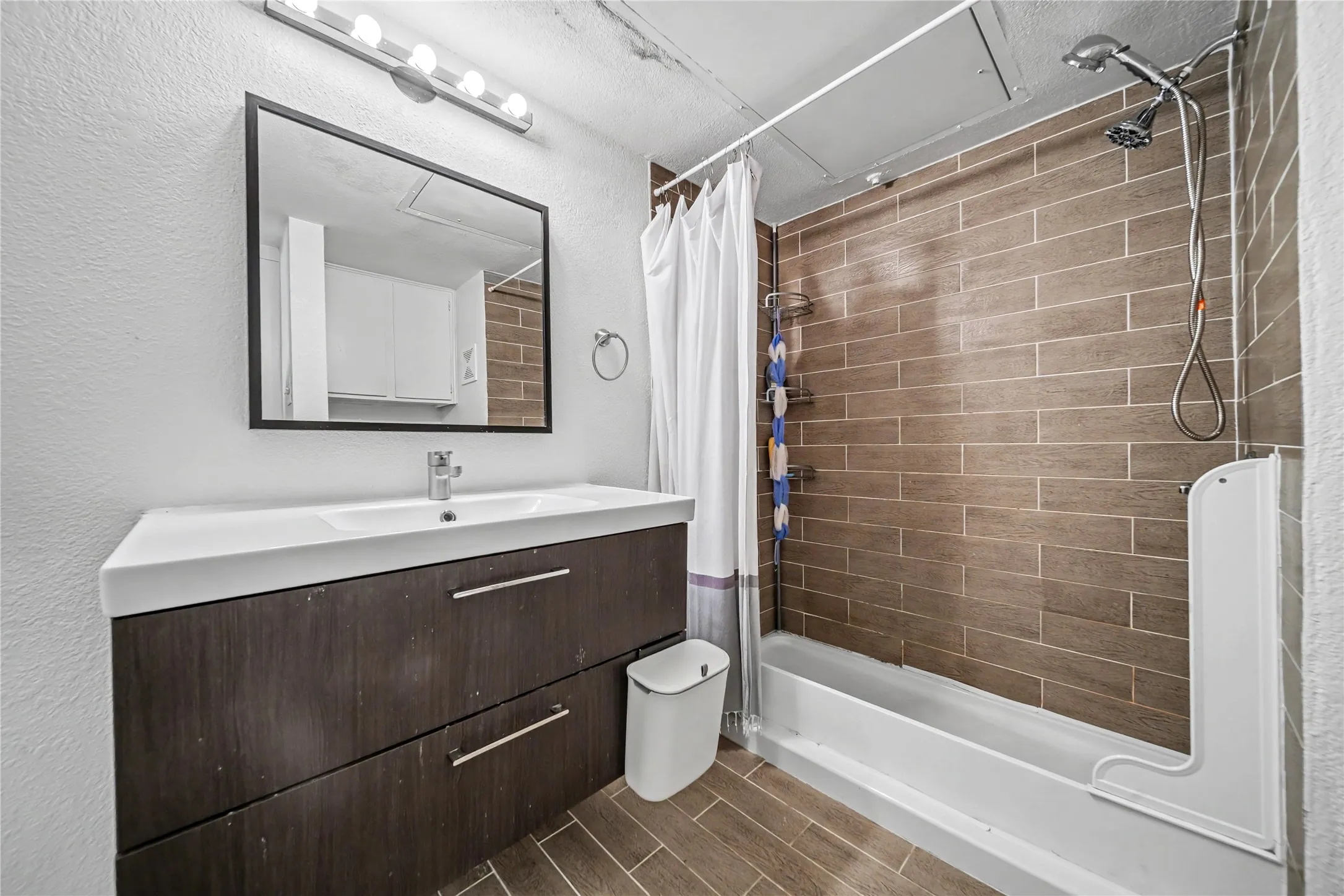Condominium For Sale in Dallas County , 4777 Cedar Springs Road 3Q, Dallas, Texas 75219, 1 Bedroom, 2 Bathroom, Garage spaces, 803 Sqft, built in 1983, mls#21383402, Real Estate Agent in Dallas, Homes For Sale in Dallas county, Homes For Sale in Dallas, Realtor in Dallas Texas, Real Estate Brokerage Independent Realty Texas, Luminita Cordes Realtor
