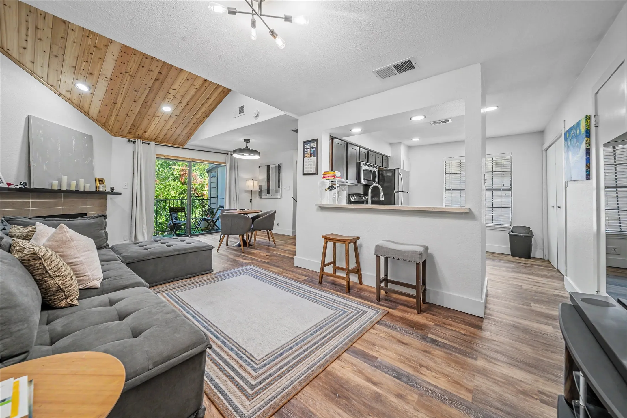 Condominium For Sale in Dallas County , 4777 Cedar Springs Road 3Q, Dallas, Texas 75219, 1 Bedroom, 2 Bathroom, Garage spaces, 803 Sqft, built in 1983, mls#21383402, Real Estate Agent in Dallas, Homes For Sale in Dallas county, Homes For Sale in Dallas, Realtor in Dallas Texas, Real Estate Brokerage Independent Realty Texas, Luminita Cordes Realtor