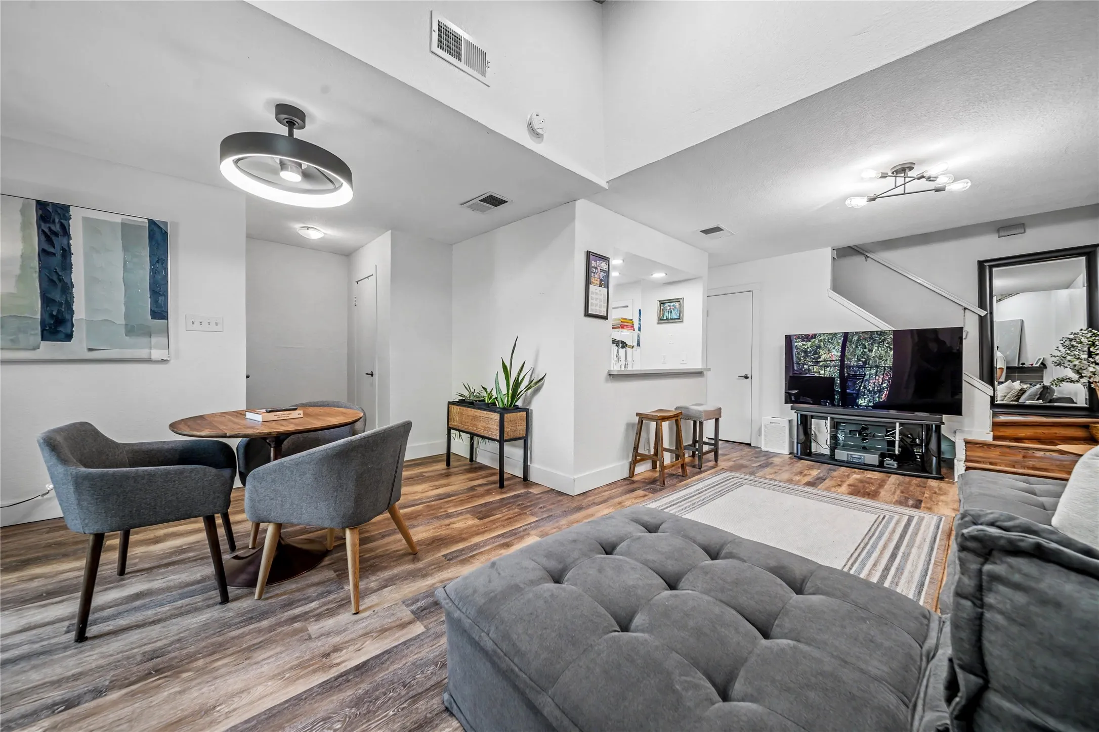 Condominium For Sale in Dallas County , 4777 Cedar Springs Road 3Q, Dallas, Texas 75219, 1 Bedroom, 2 Bathroom, Garage spaces, 803 Sqft, built in 1983, mls#21383402, Real Estate Agent in Dallas, Homes For Sale in Dallas county, Homes For Sale in Dallas, Realtor in Dallas Texas, Real Estate Brokerage Independent Realty Texas, Luminita Cordes Realtor
