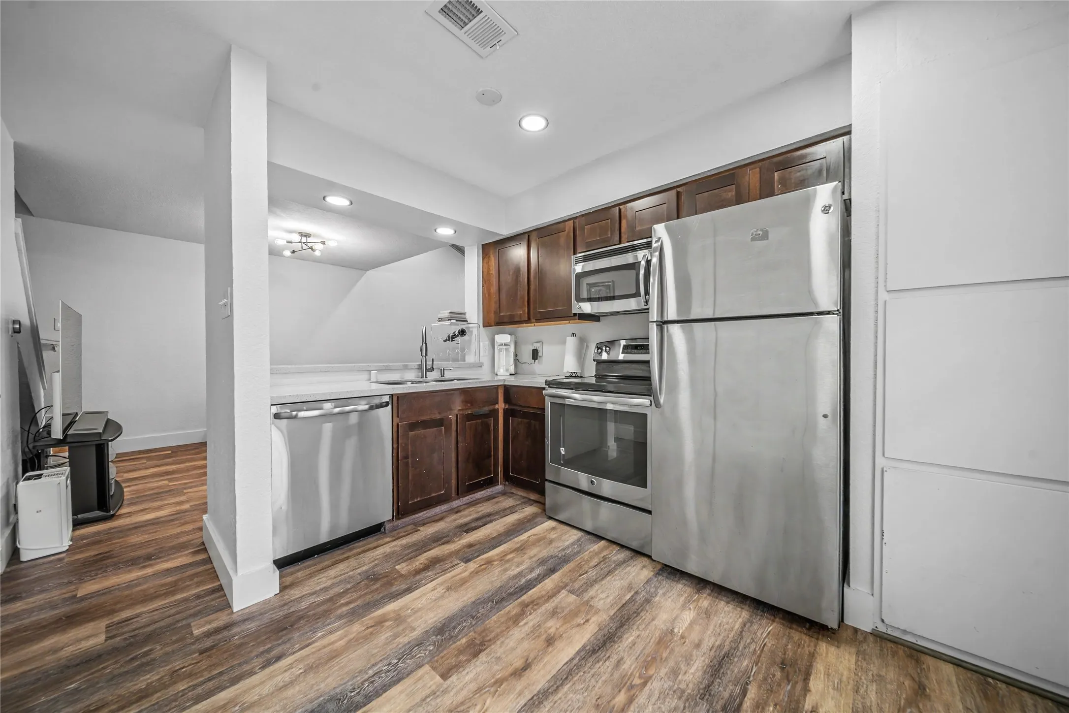 Condominium For Sale in Dallas County , 4777 Cedar Springs Road 3Q, Dallas, Texas 75219, 1 Bedroom, 2 Bathroom, Garage spaces, 803 Sqft, built in 1983, mls#21383402, Real Estate Agent in Dallas, Homes For Sale in Dallas county, Homes For Sale in Dallas, Realtor in Dallas Texas, Real Estate Brokerage Independent Realty Texas, Luminita Cordes Realtor